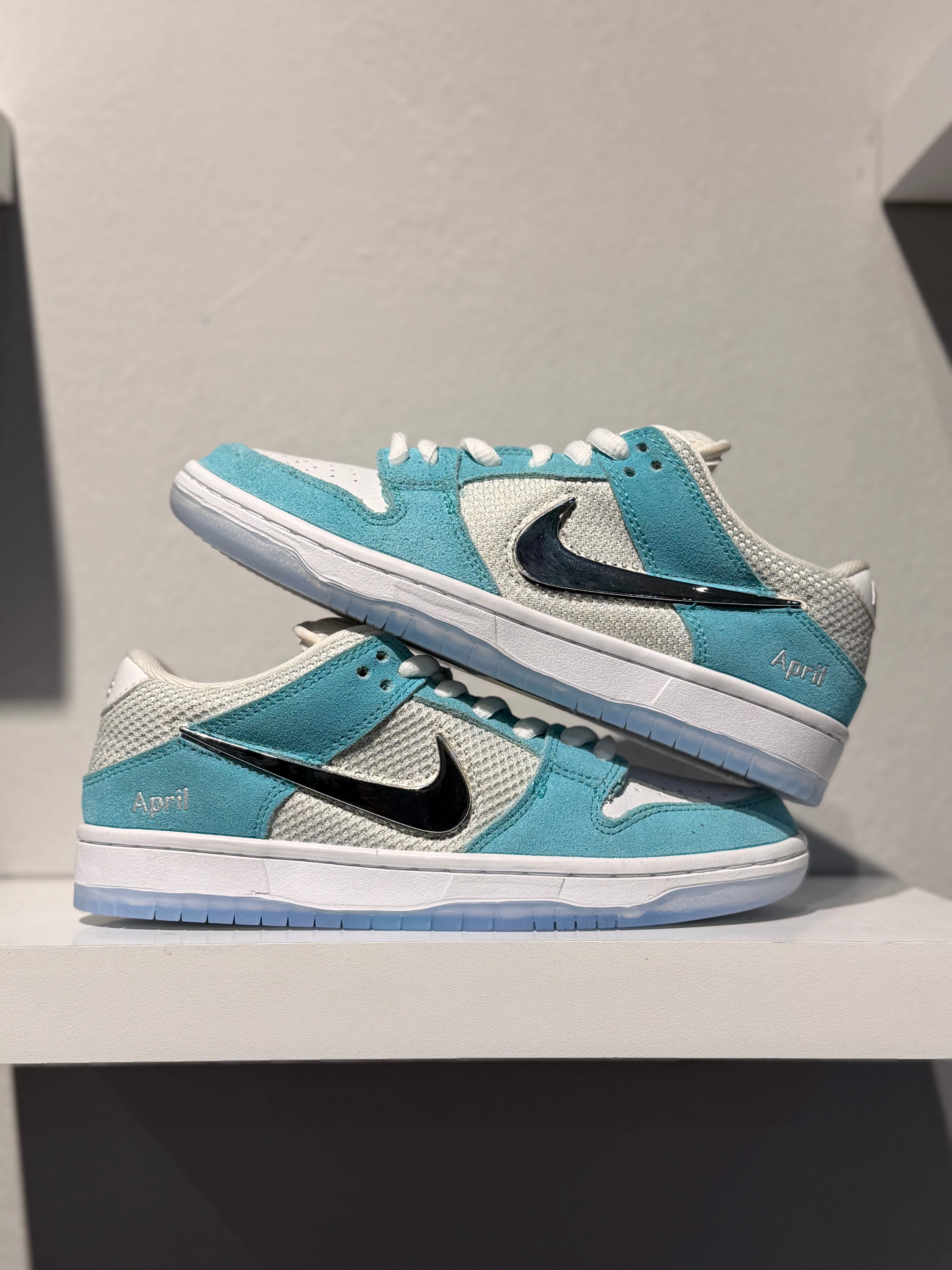 NIKE SB DUNK LOW APRIL SKATEBOARDS