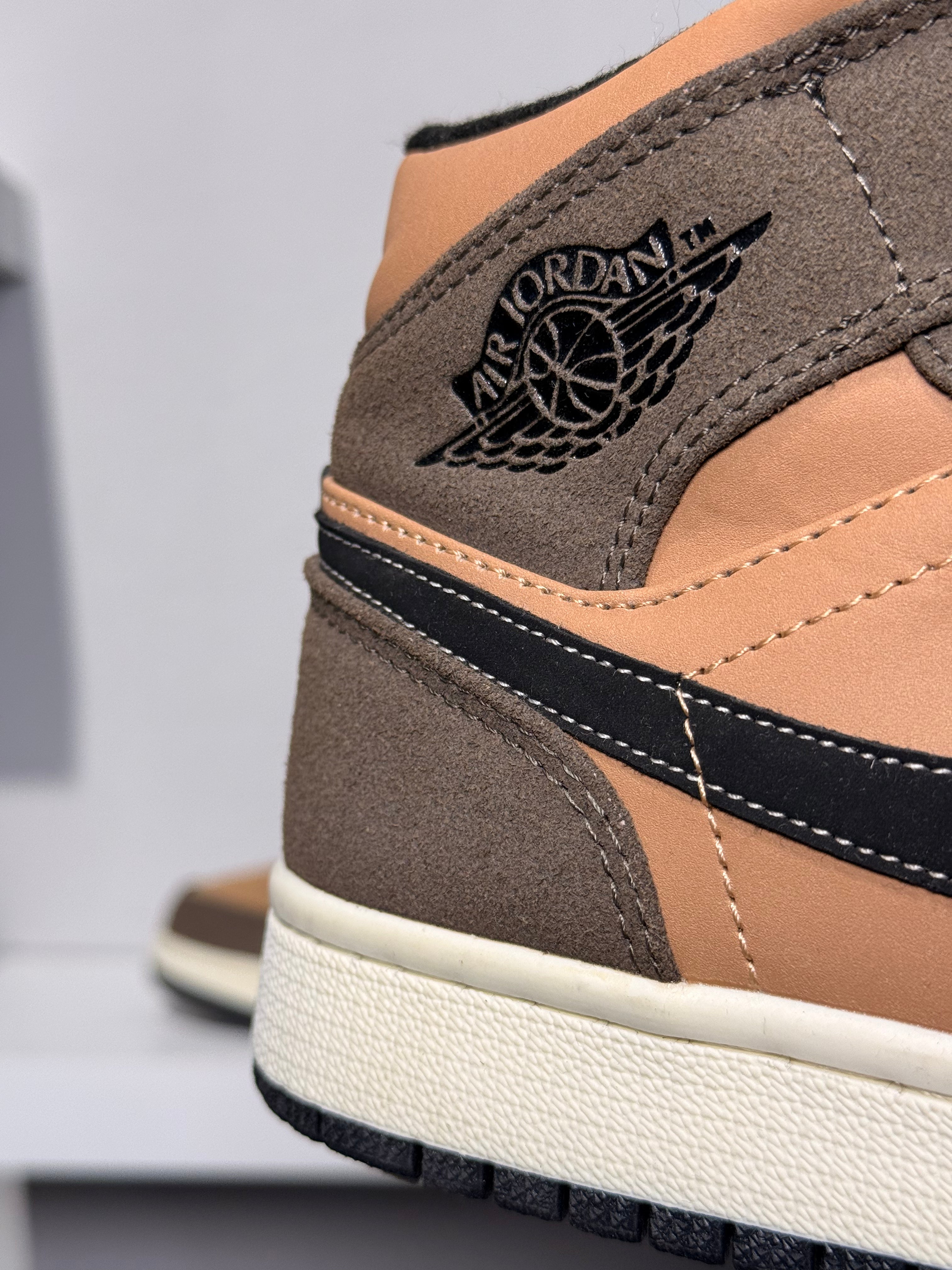 NIKE AIR JORDAN 1 MID SE DARK CHOCOLATE