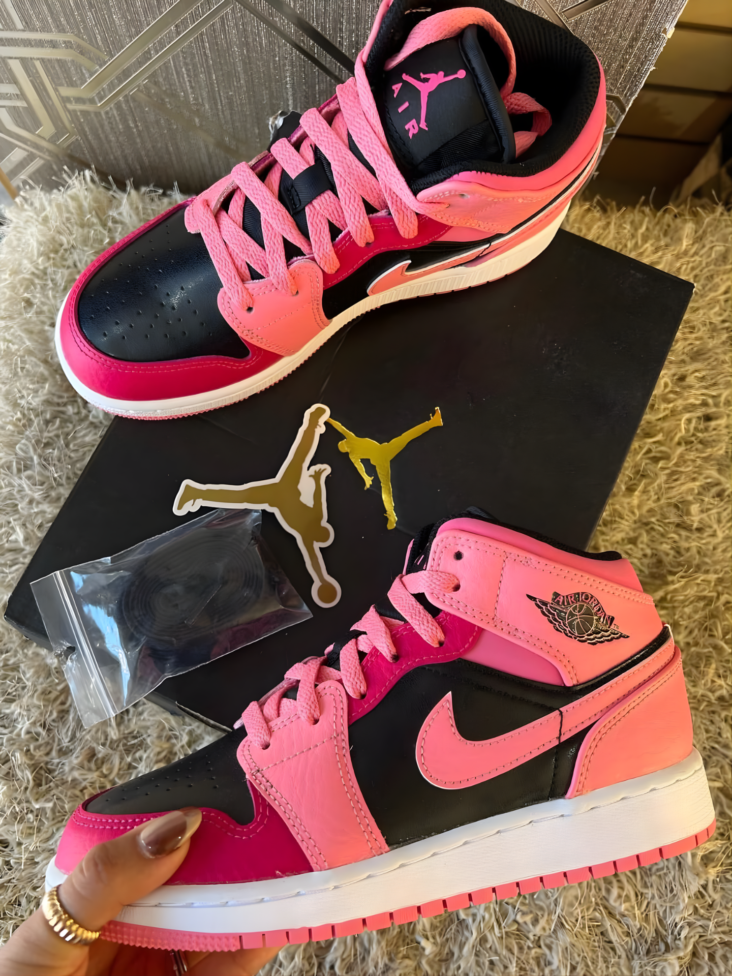 AIR JORDAN 1 MID CORAL CHALK