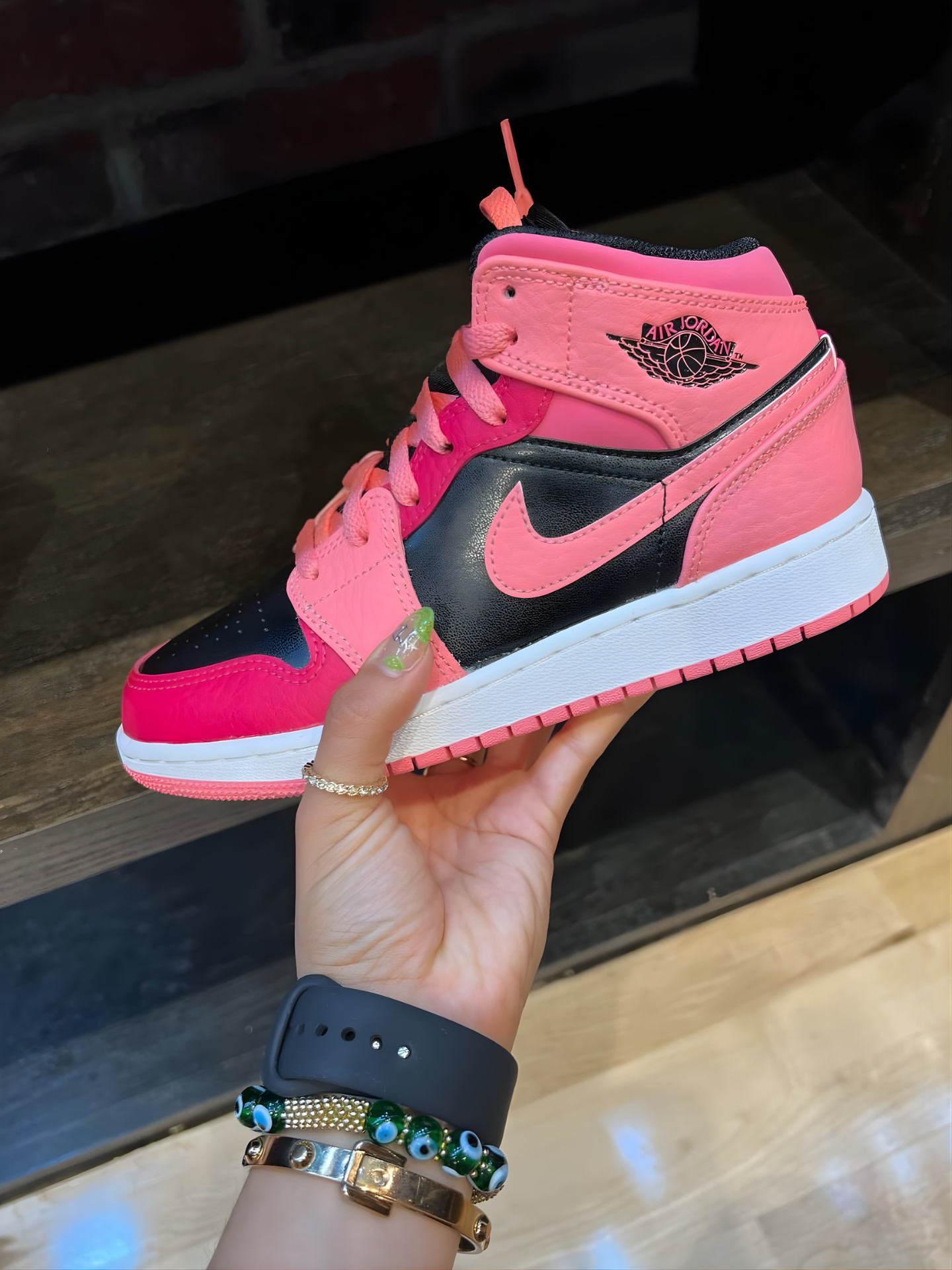 AIR JORDAN 1 MID CORAL CHALK