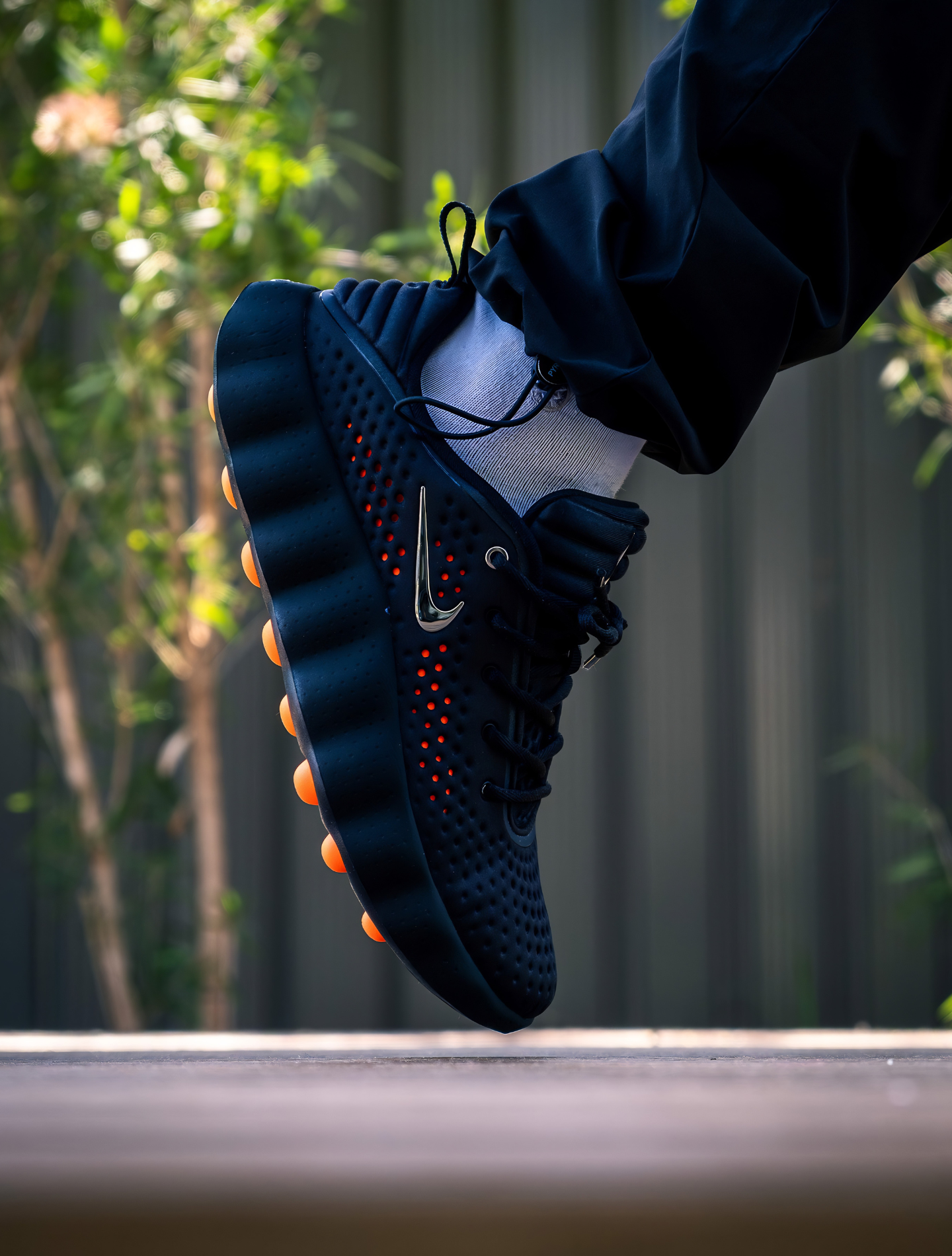 NIKE MIND 002 BLACK HYPER CRIMSON