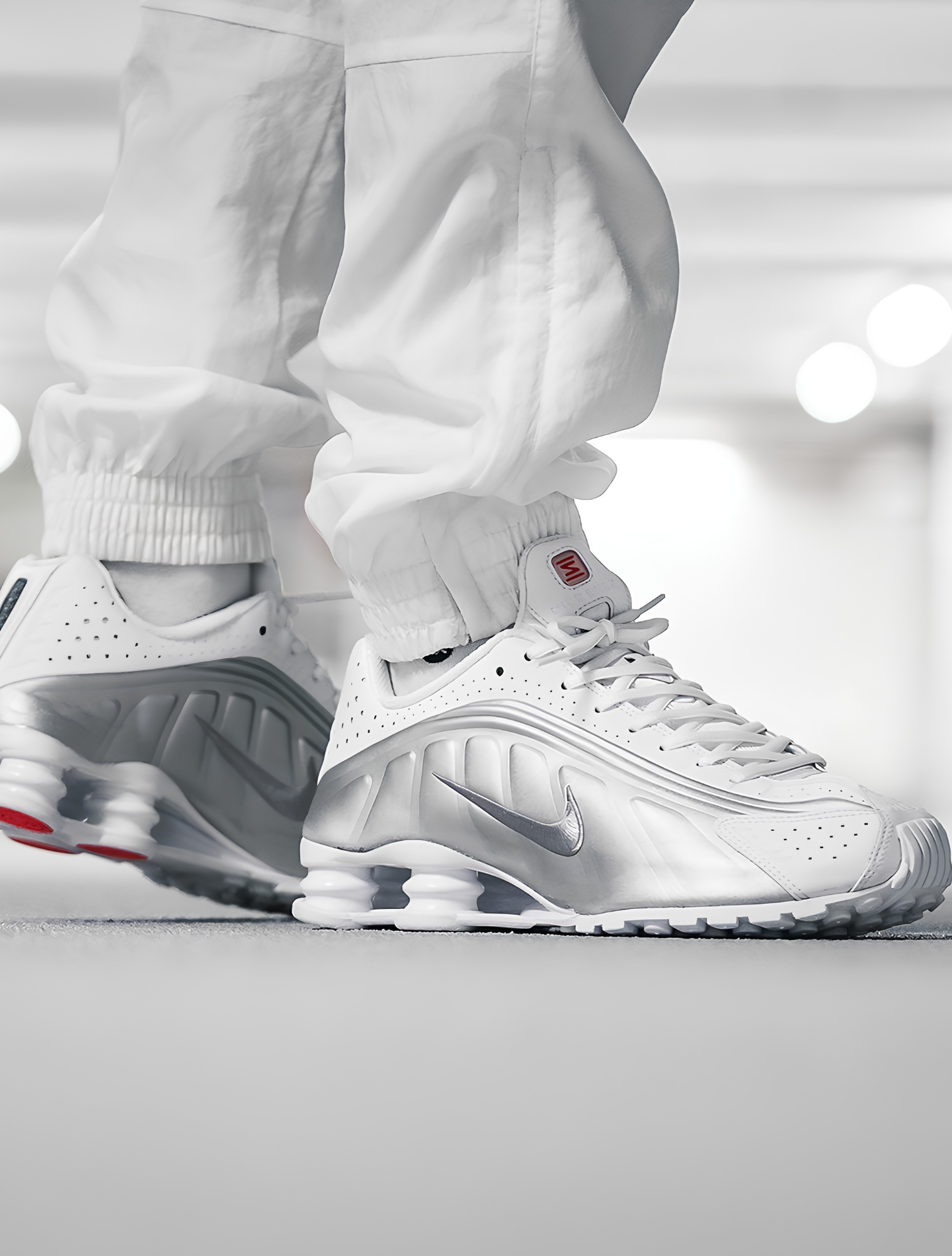 NIKE SHOX R4 WHITE METALLIC