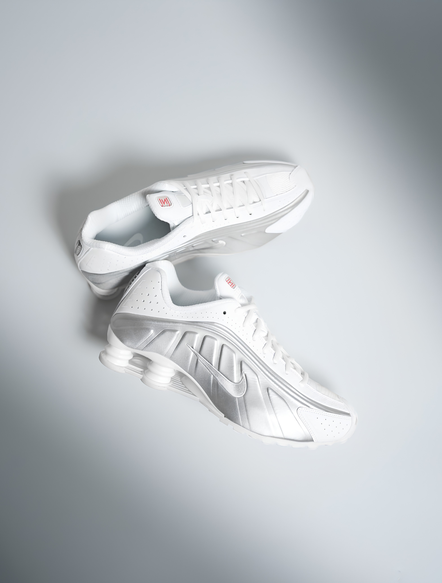 NIKE SHOX R4 WHITE METALLIC