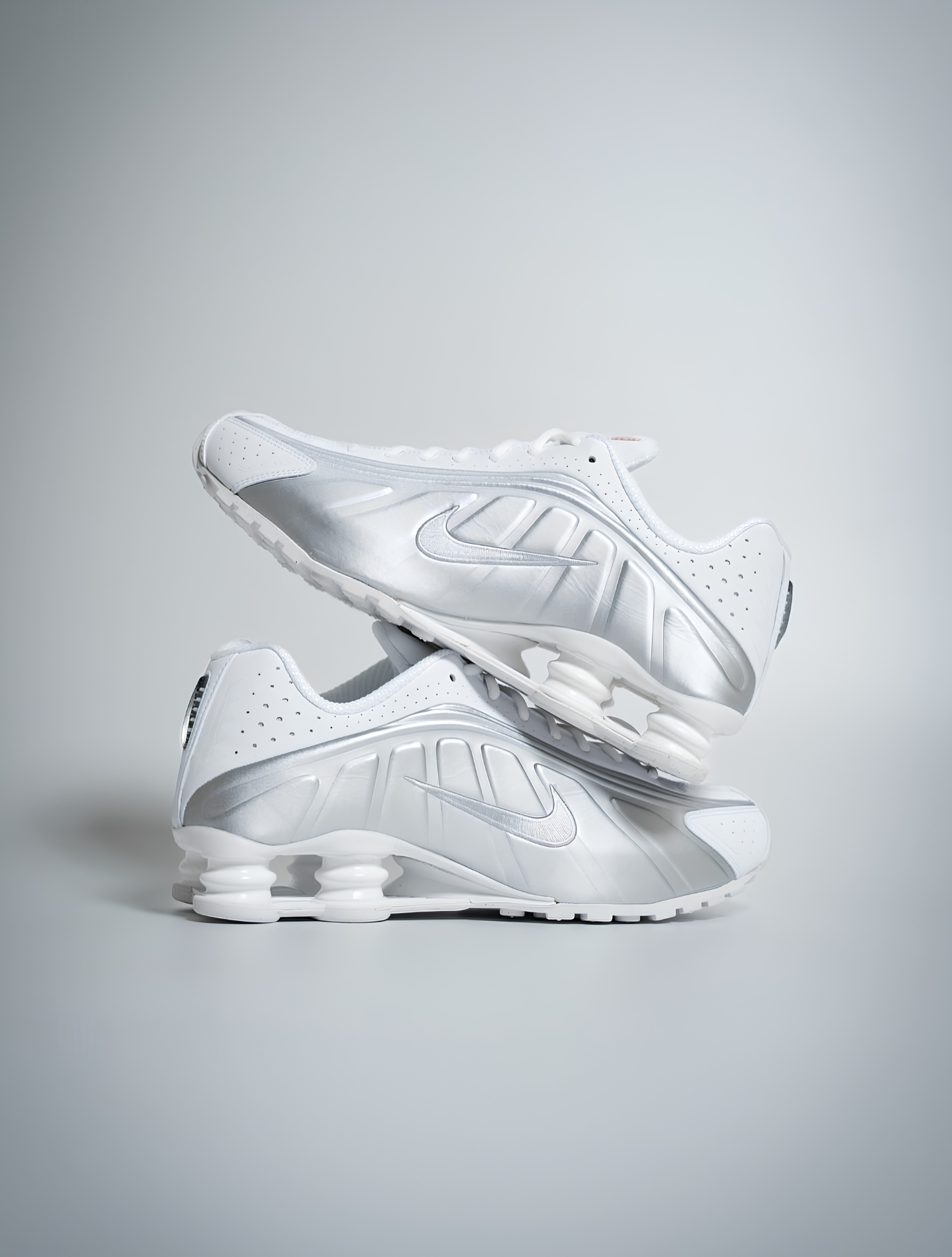 NIKE SHOX R4 WHITE METALLIC