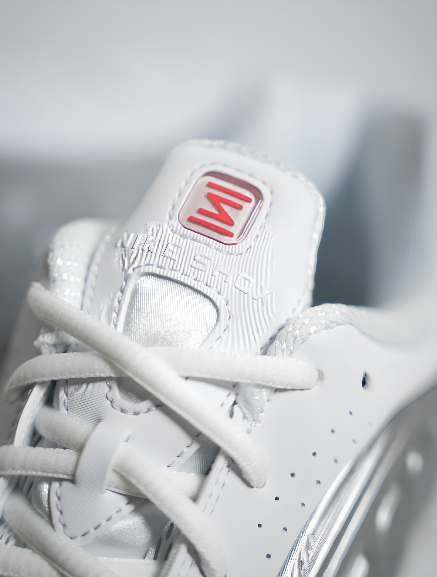 NIKE SHOX R4 WHITE METALLIC