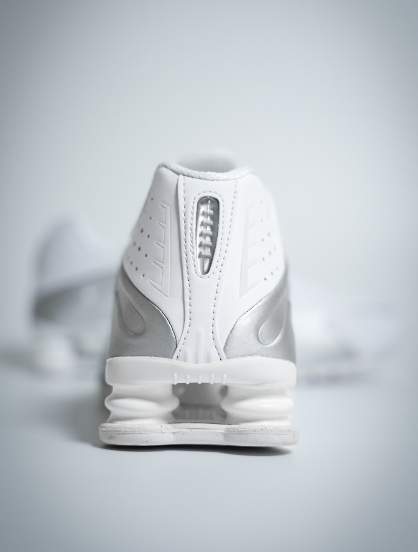 NIKE SHOX R4 WHITE METALLIC
