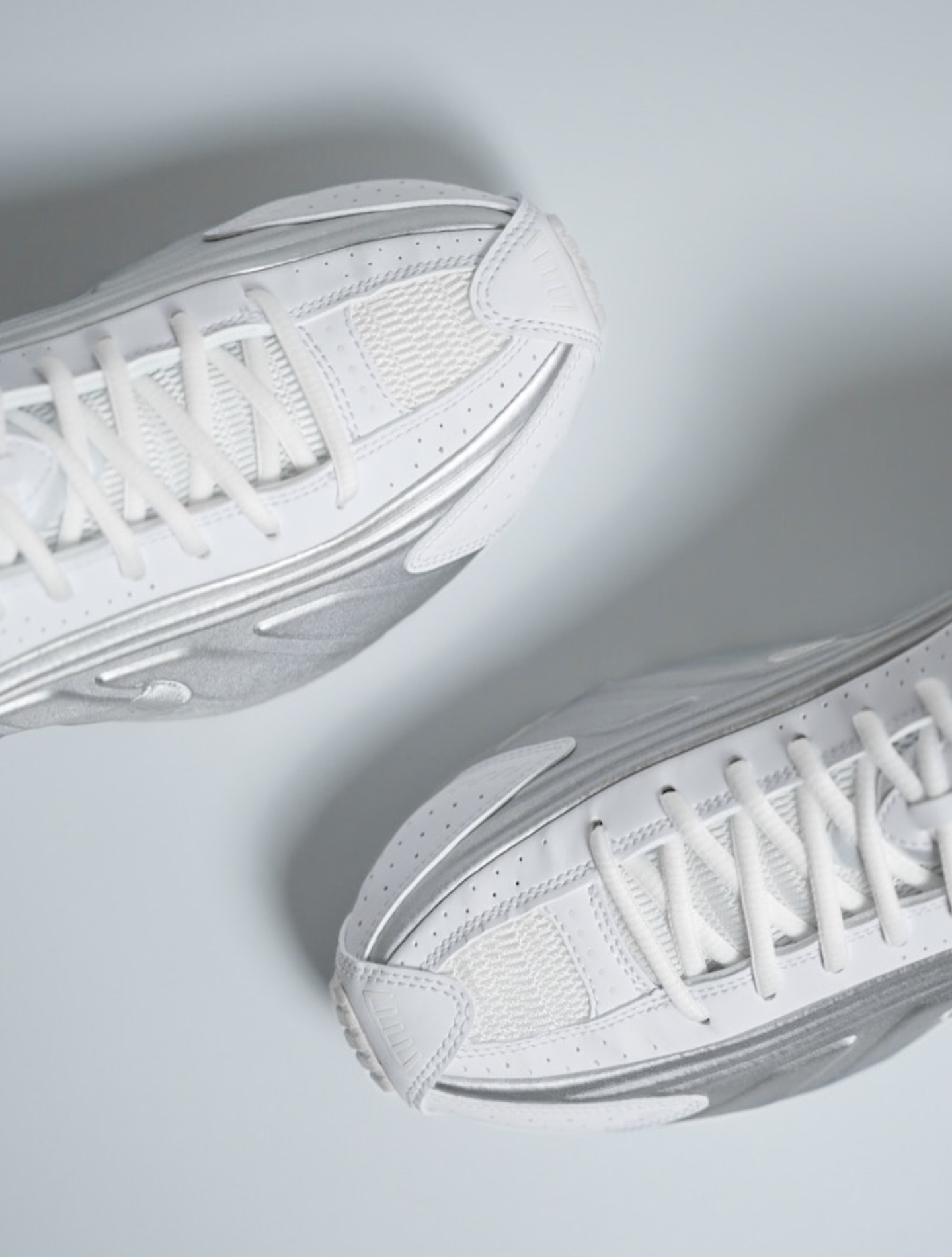 NIKE SHOX R4 WHITE METALLIC