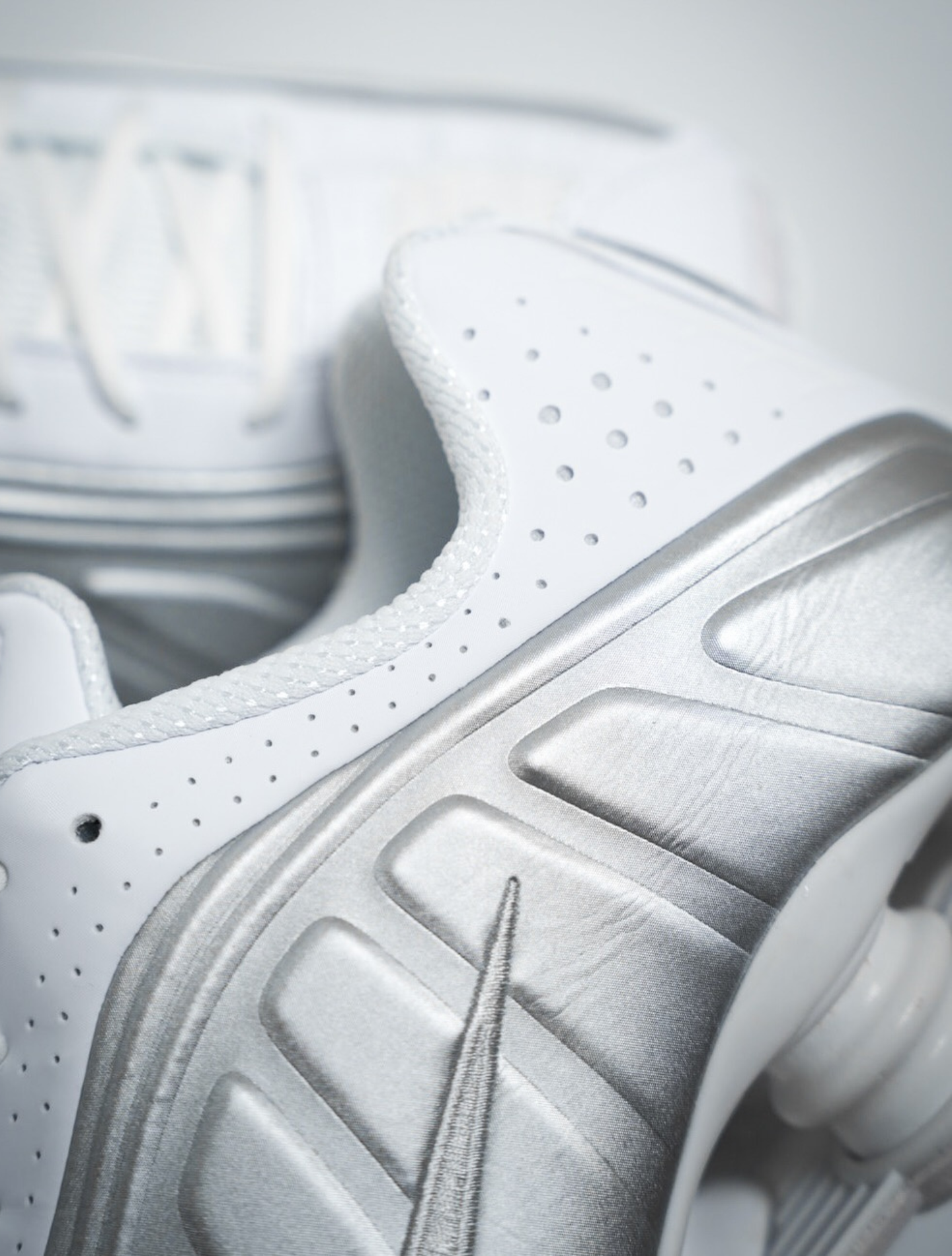 NIKE SHOX R4 WHITE METALLIC