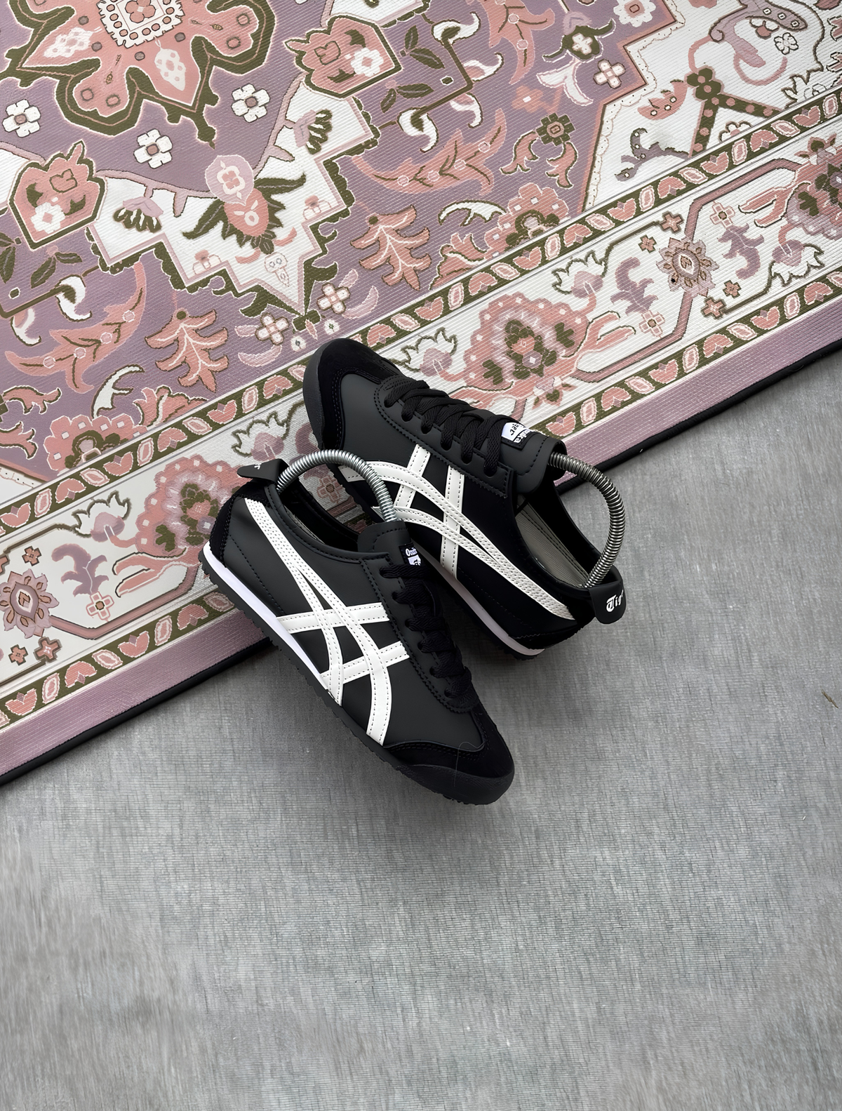 ONITSUKA TIGER BLACK & WHITE