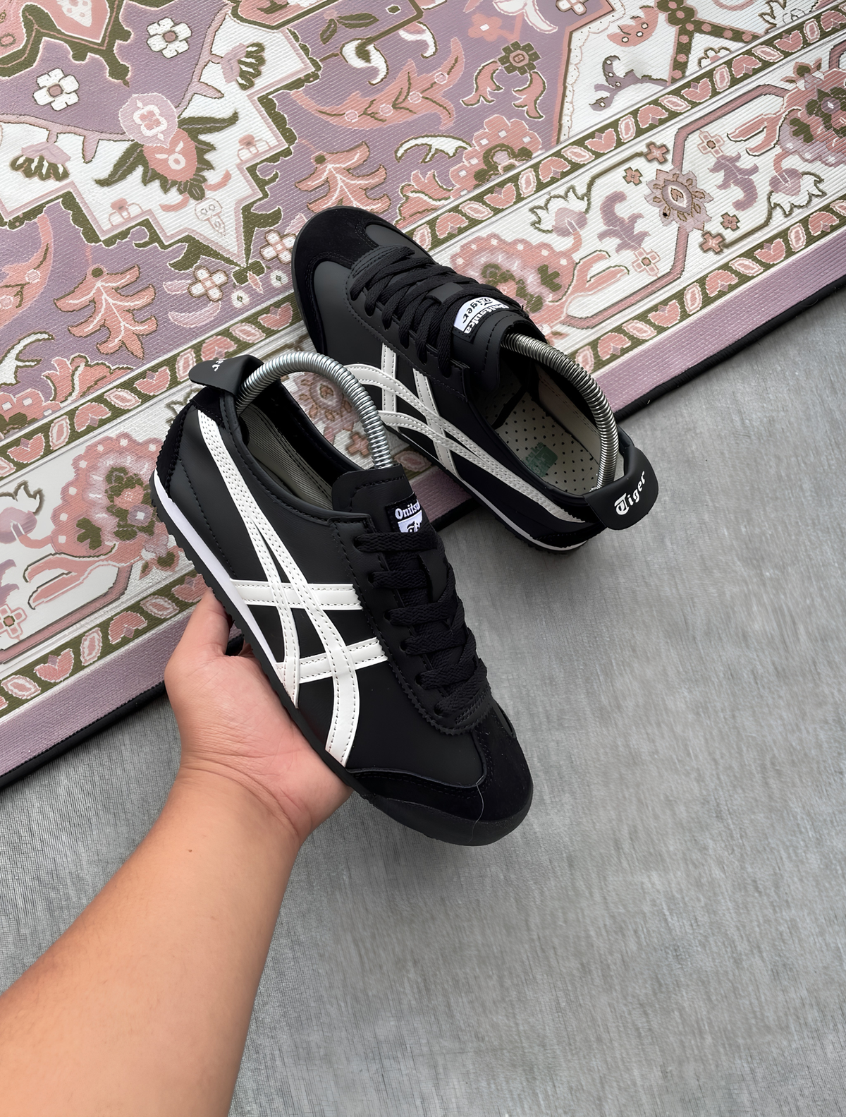 ONITSUKA TIGER BLACK & WHITE