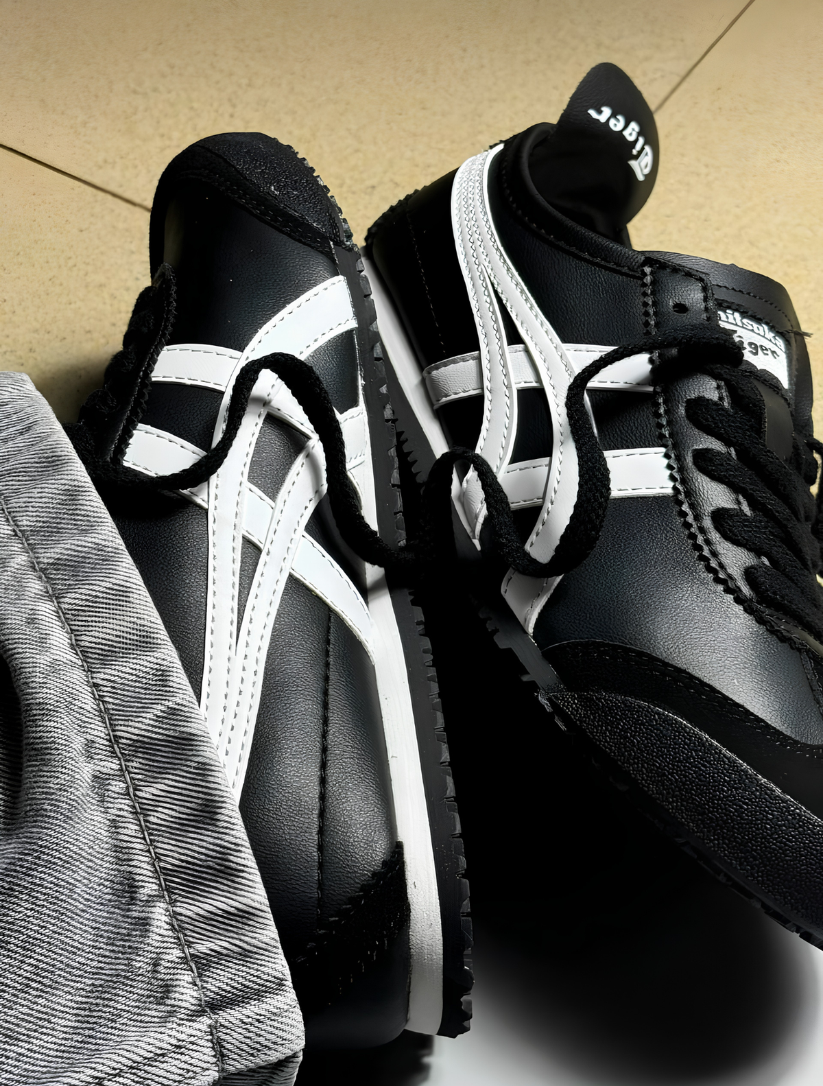 ONITSUKA TIGER BLACK & WHITE