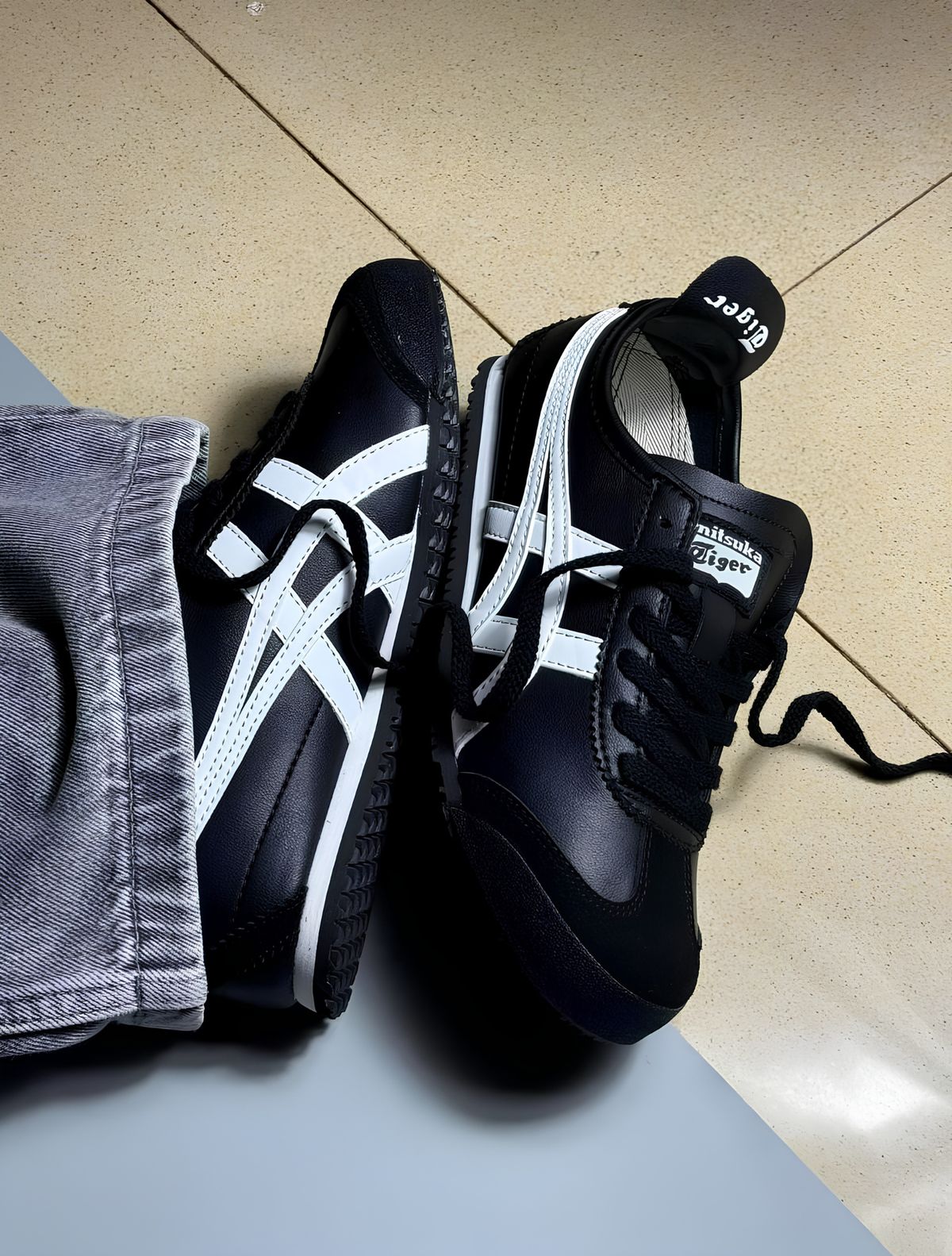 ONITSUKA TIGER BLACK & WHITE