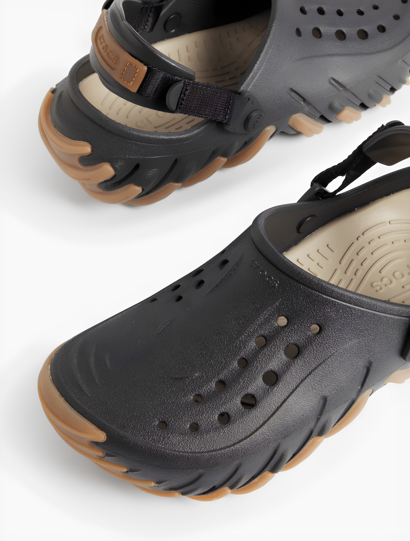 CROCS ECHO GUM CLOG BLACK