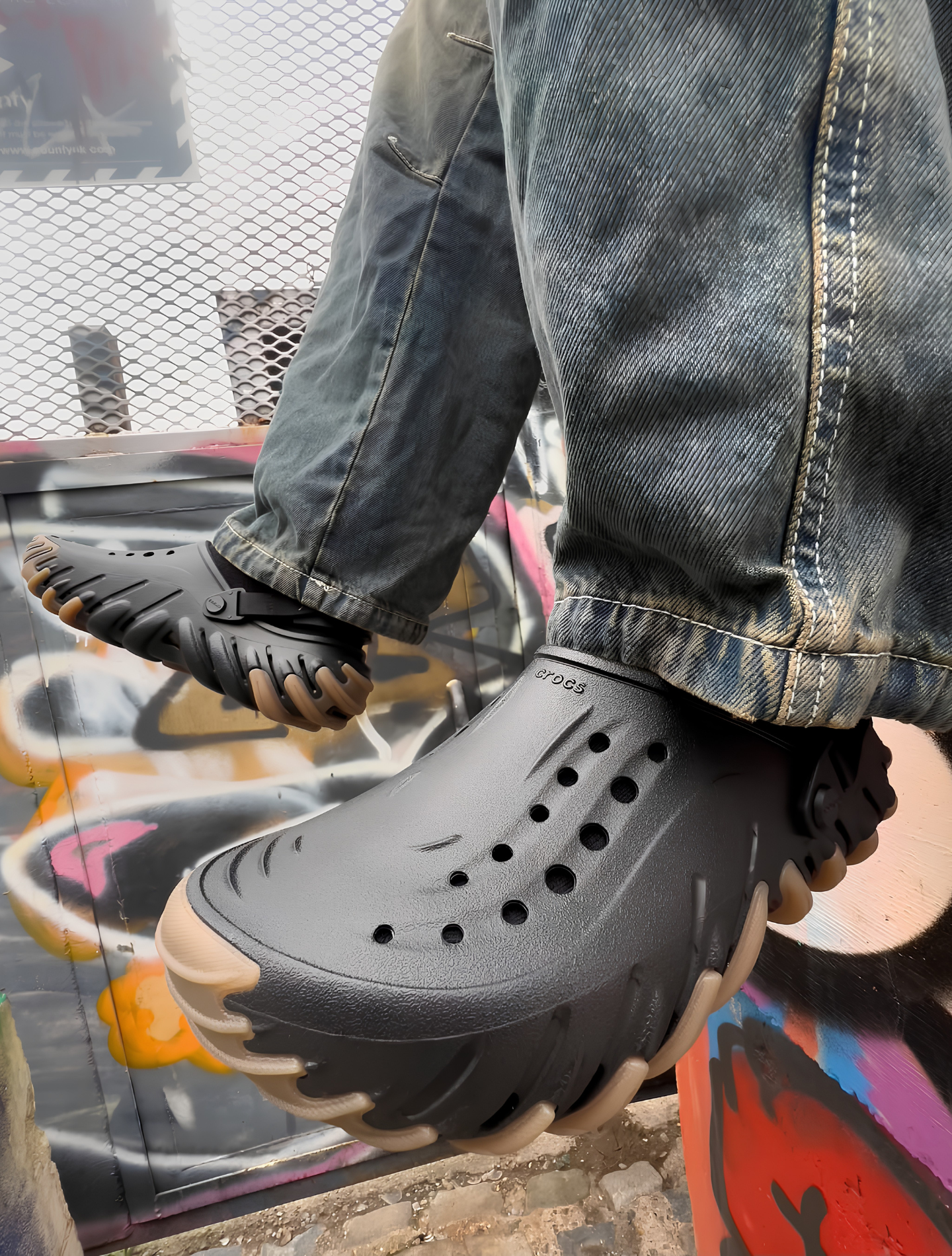 CROCS ECHO GUM CLOG BLACK