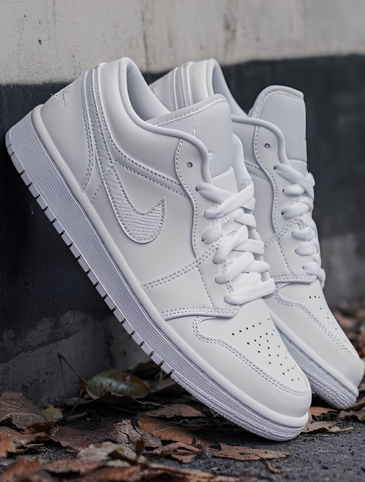 NIKE AIR JORDAN LOW TRIPLE WHITE