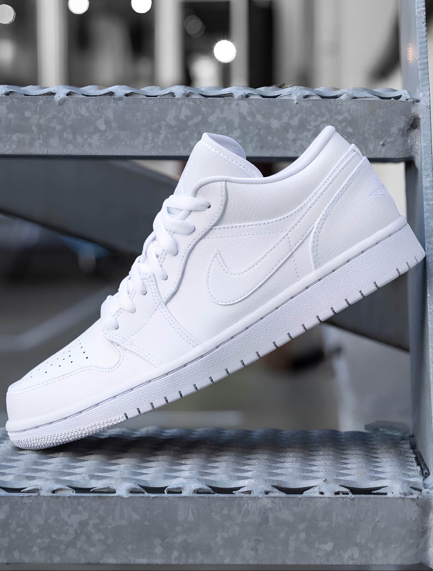 NIKE AIR JORDAN LOW TRIPLE WHITE