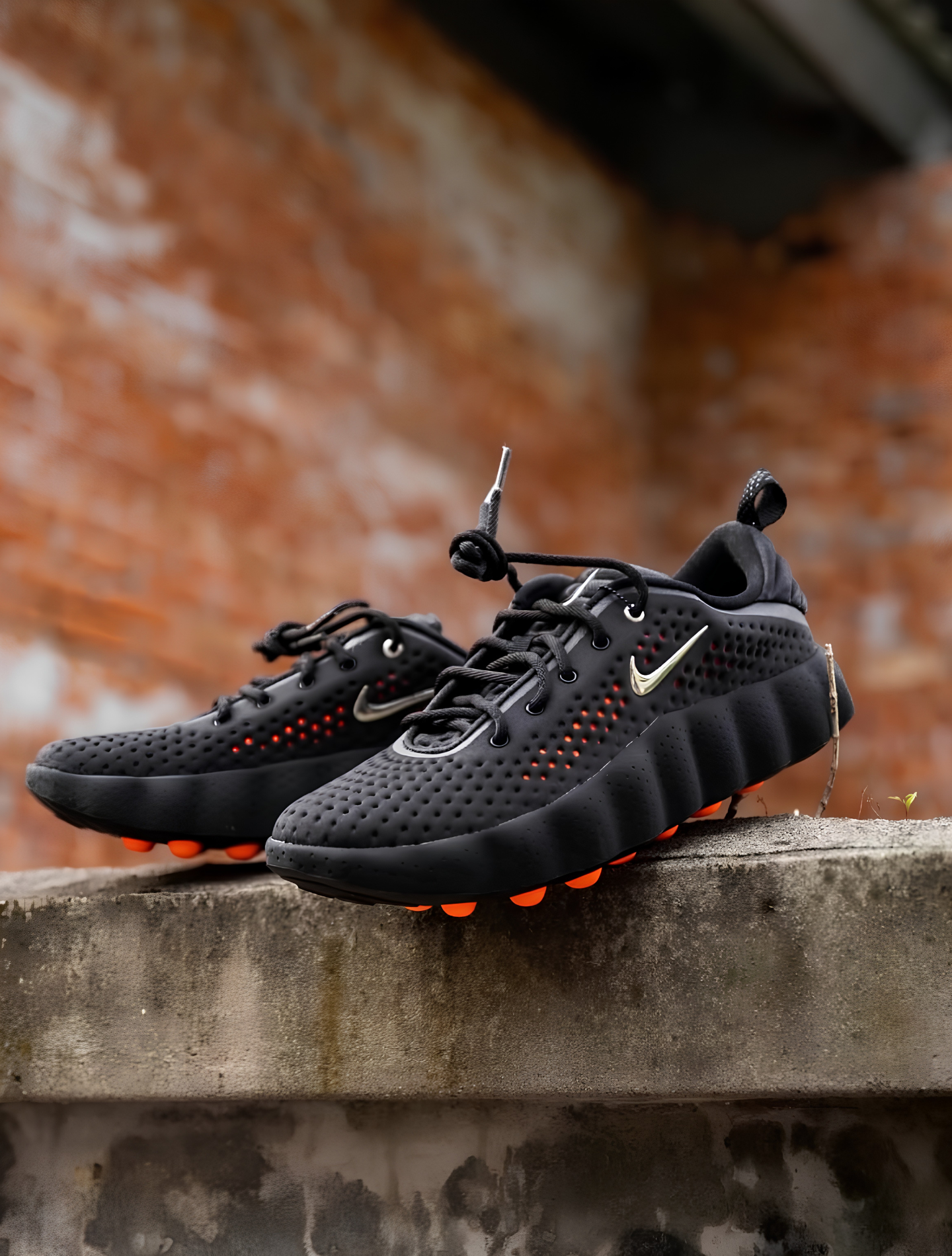 NIKE MIND 002 BLACK HYPER CRIMSON