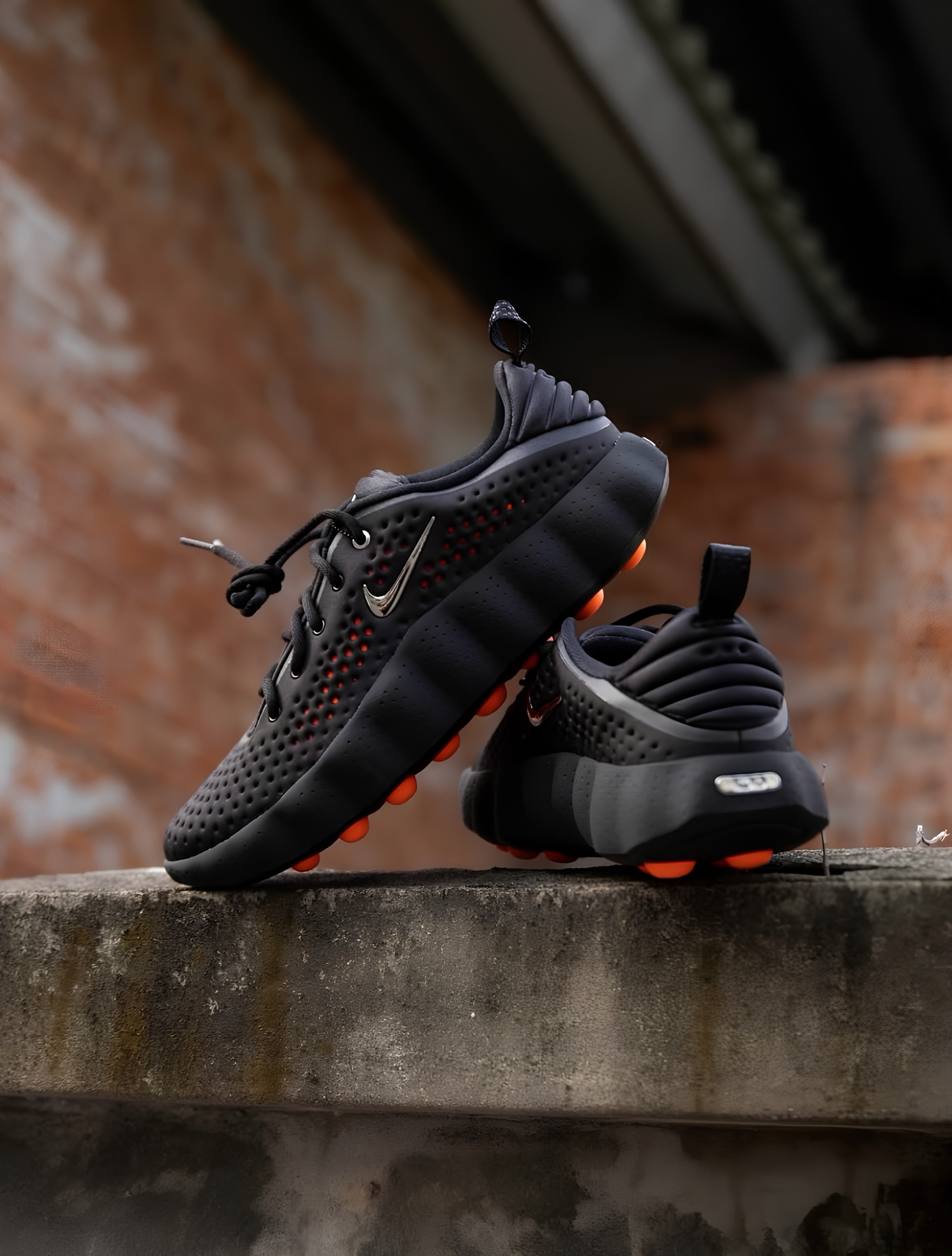 NIKE MIND 002 BLACK HYPER CRIMSON