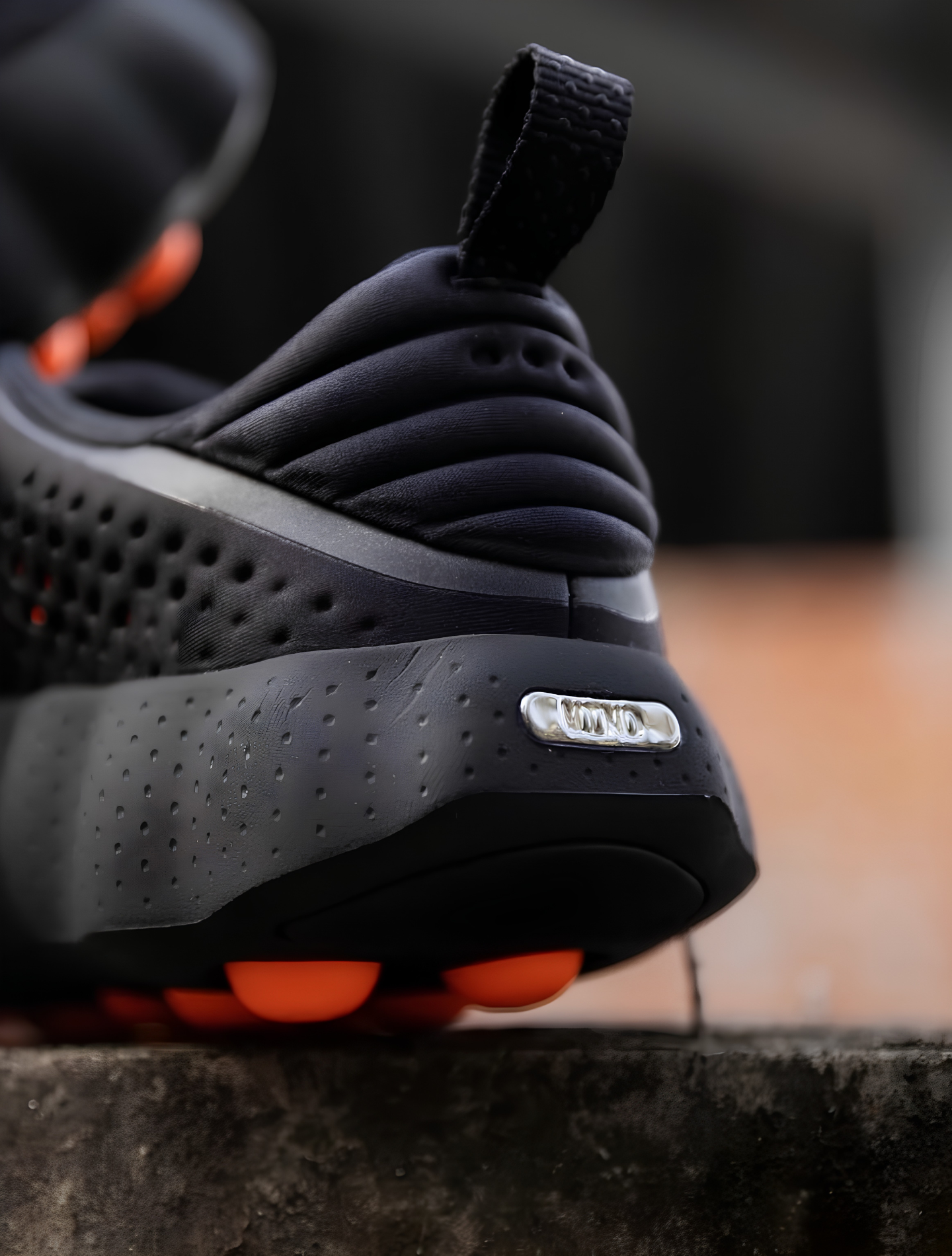 NIKE MIND 002 BLACK HYPER CRIMSON