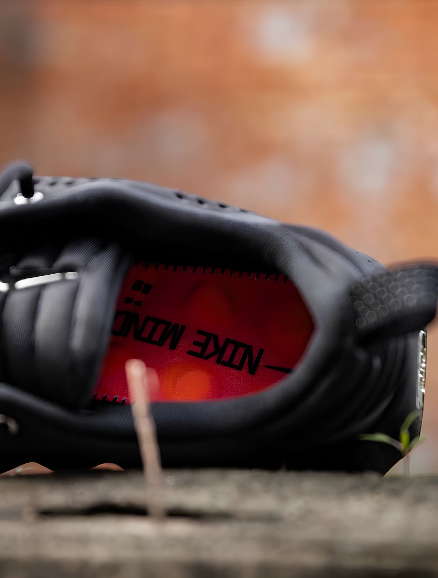 NIKE MIND 002 BLACK HYPER CRIMSON