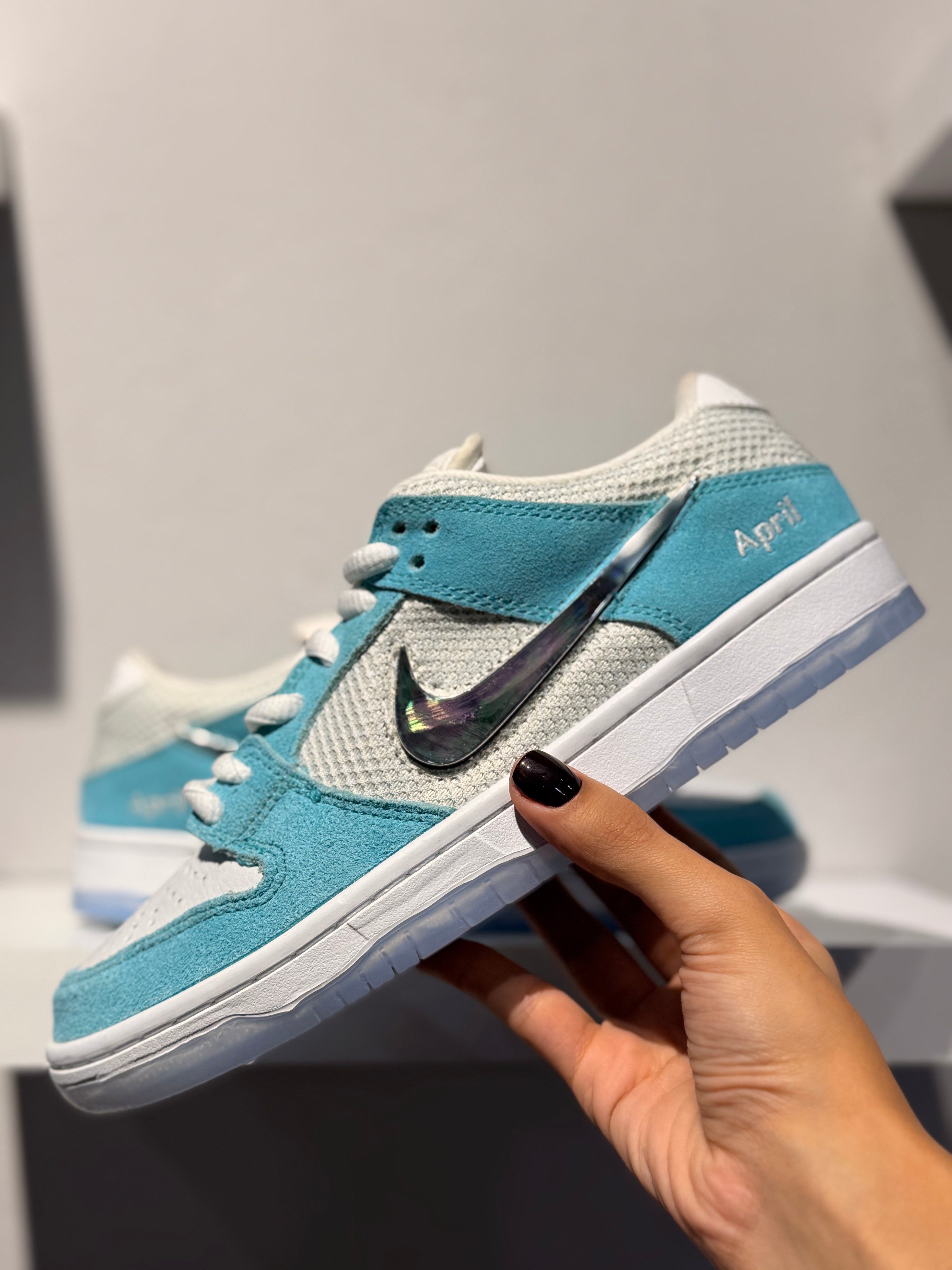 NIKE SB DUNK LOW APRIL SKATEBOARDS