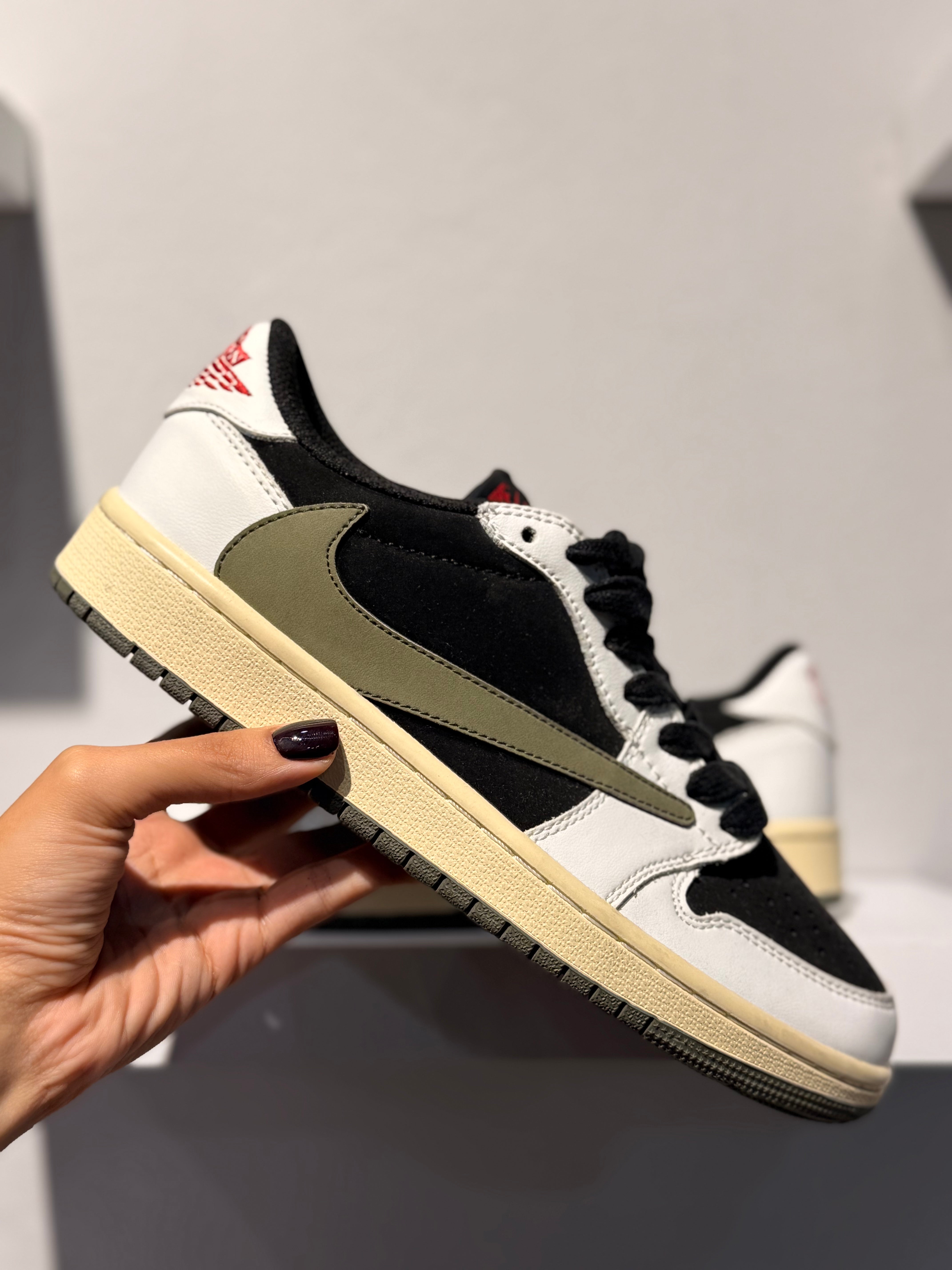 NIKE TRAVIS SCOTT X AIR JORDAN 1 LOW OG WMNS OLIVE