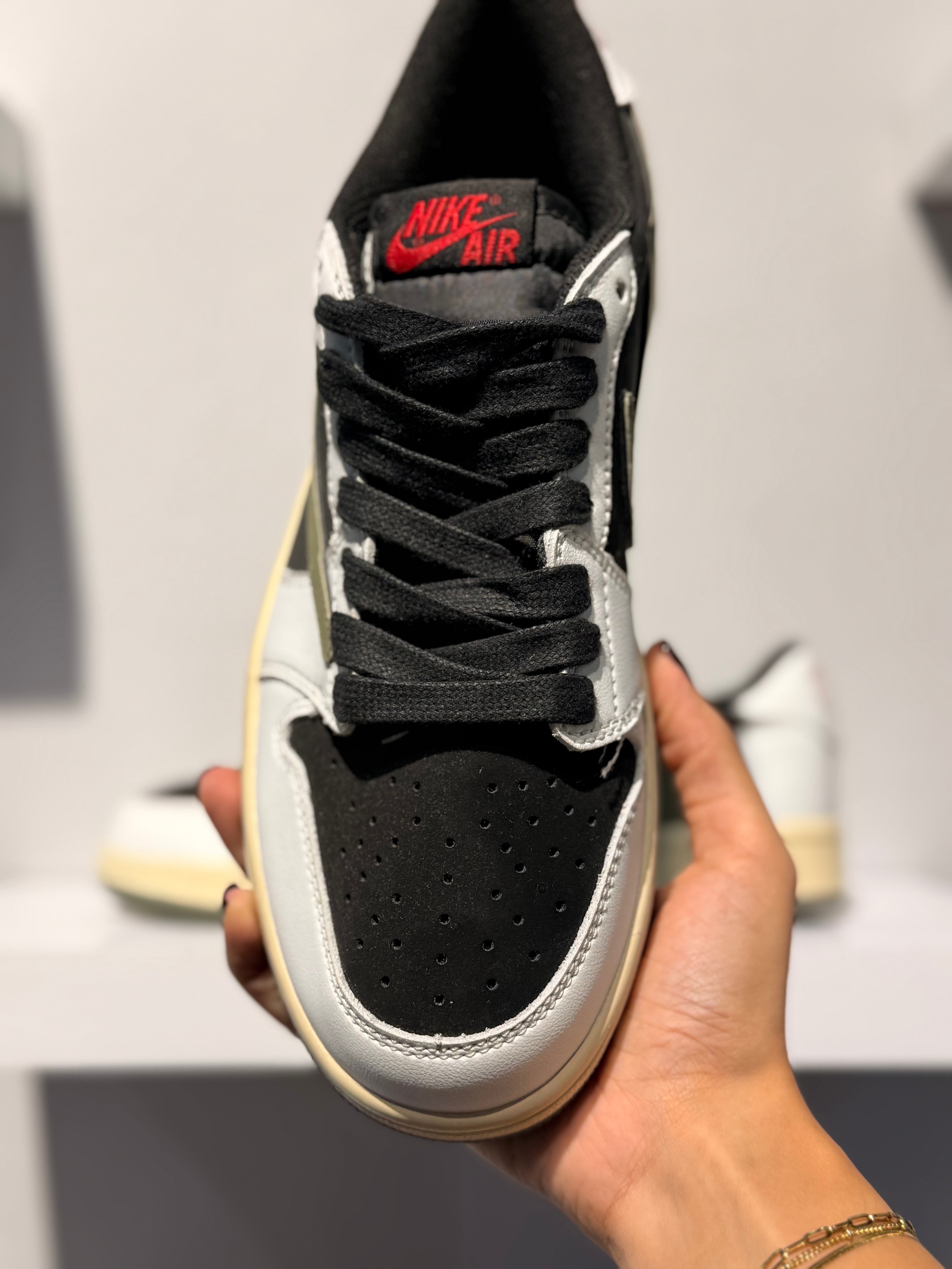 NIKE TRAVIS SCOTT X AIR JORDAN 1 LOW OG WMNS OLIVE