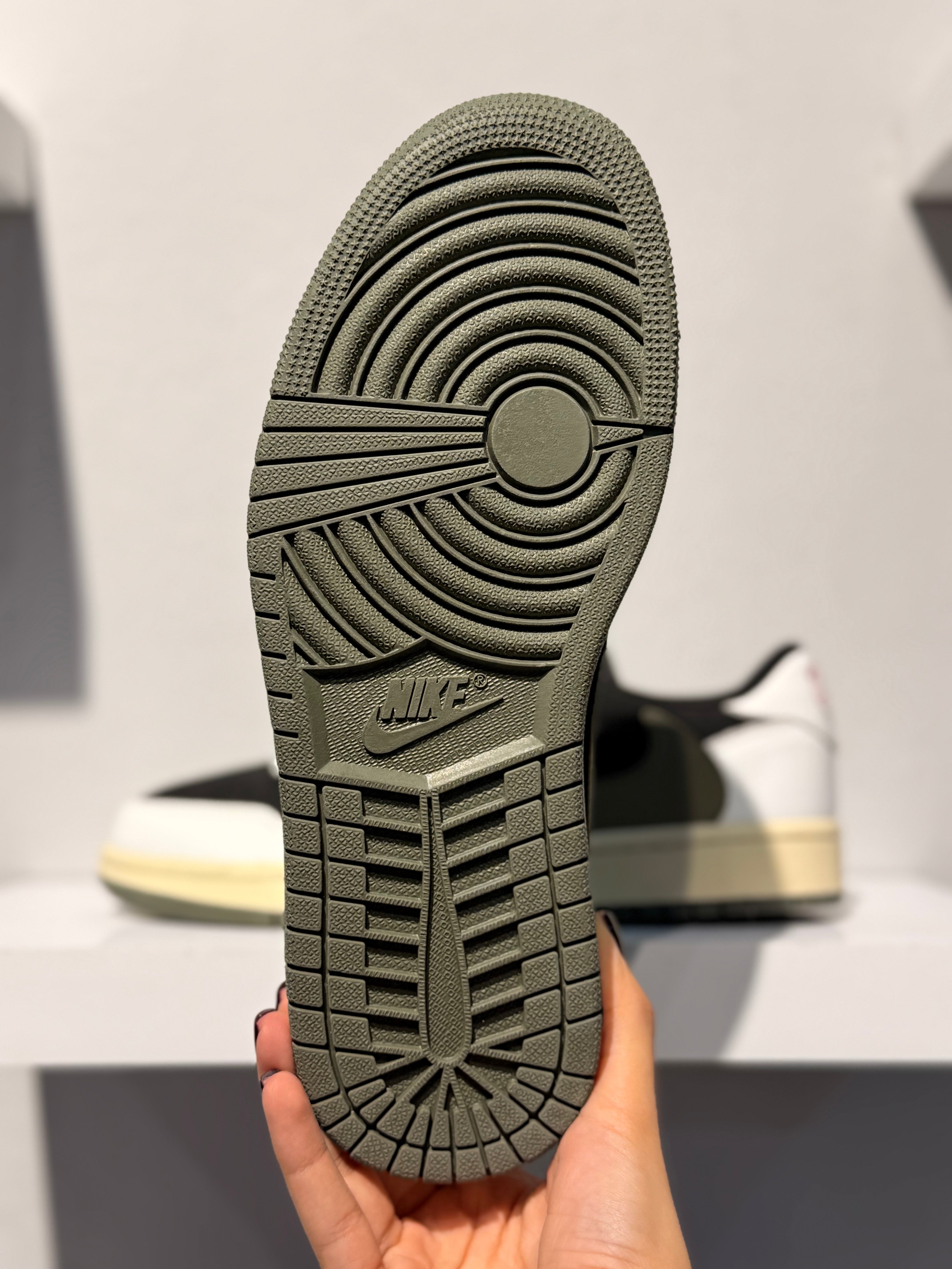 NIKE TRAVIS SCOTT X AIR JORDAN 1 LOW OG WMNS OLIVE
