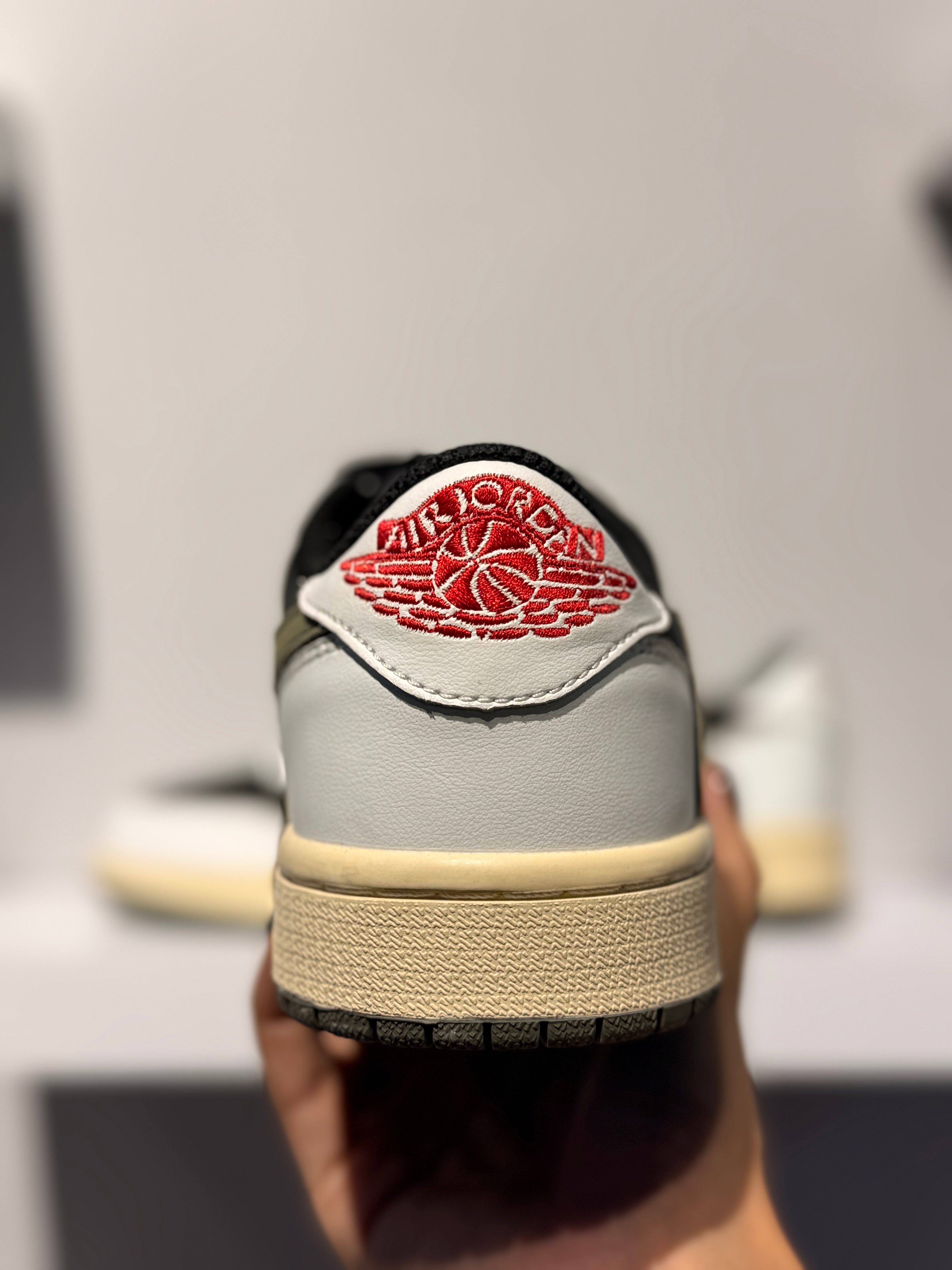 NIKE TRAVIS SCOTT X AIR JORDAN 1 LOW OG WMNS OLIVE