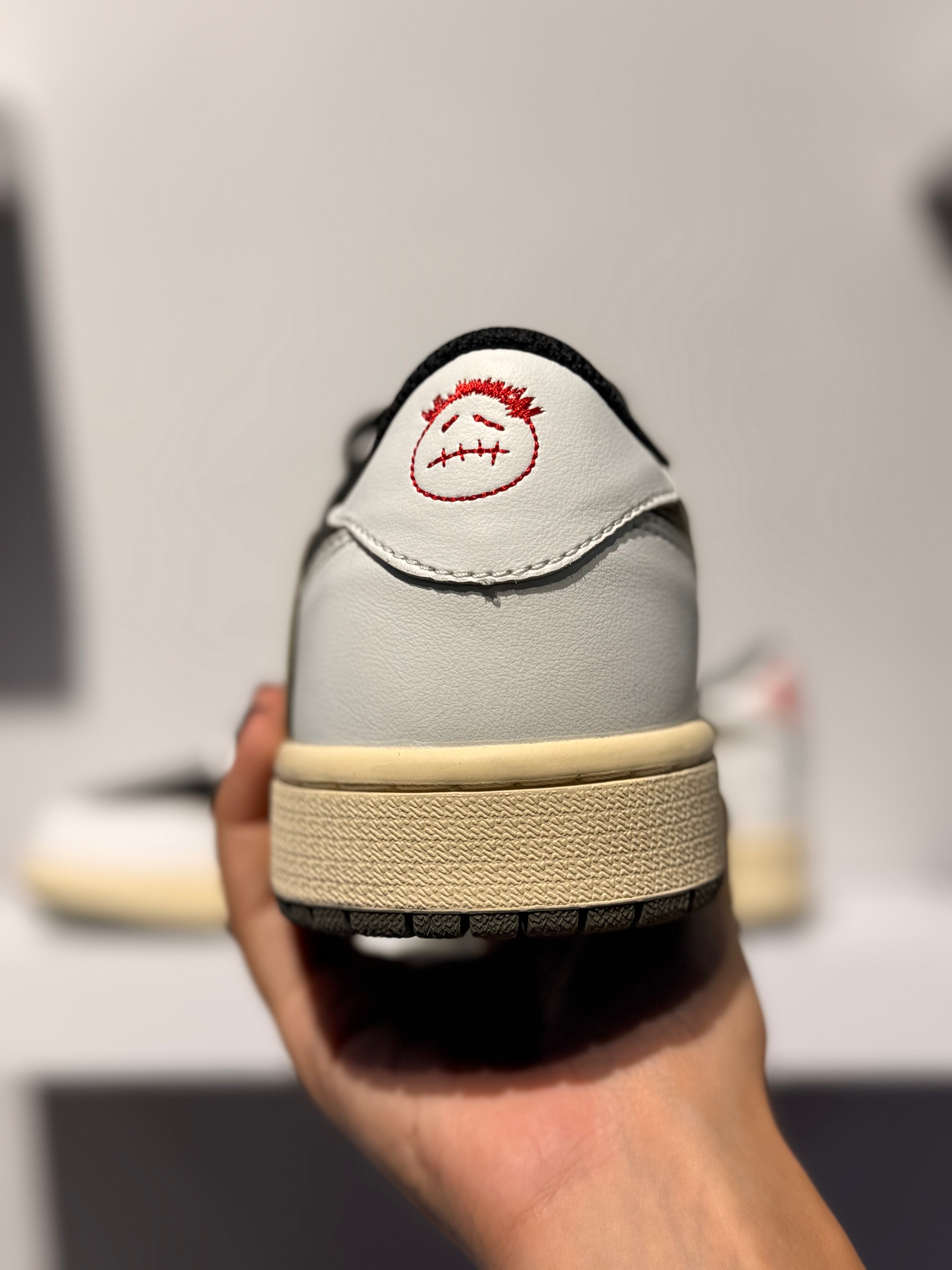 NIKE TRAVIS SCOTT X AIR JORDAN 1 LOW OG WMNS OLIVE