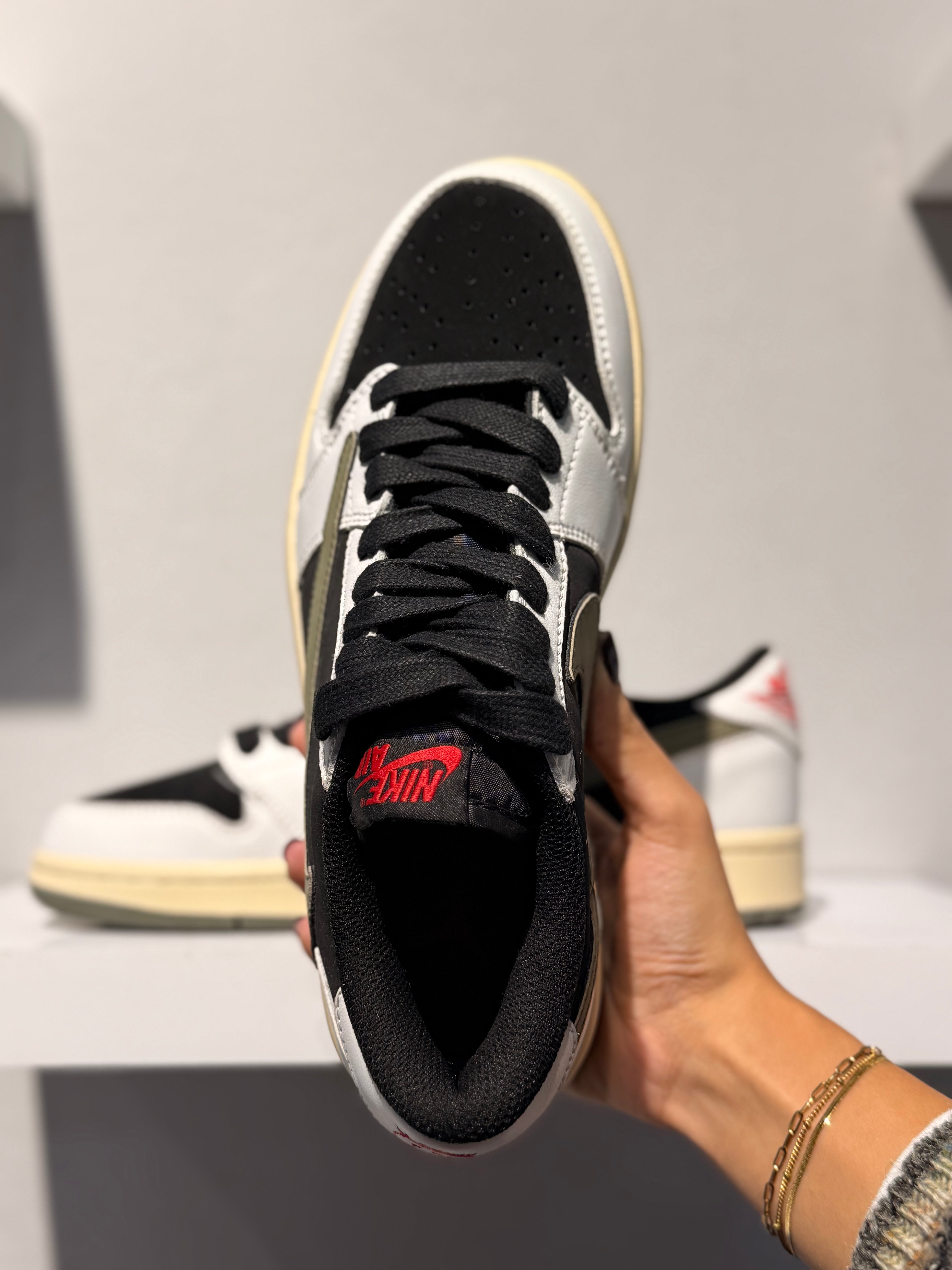 NIKE TRAVIS SCOTT X AIR JORDAN 1 LOW OG WMNS OLIVE
