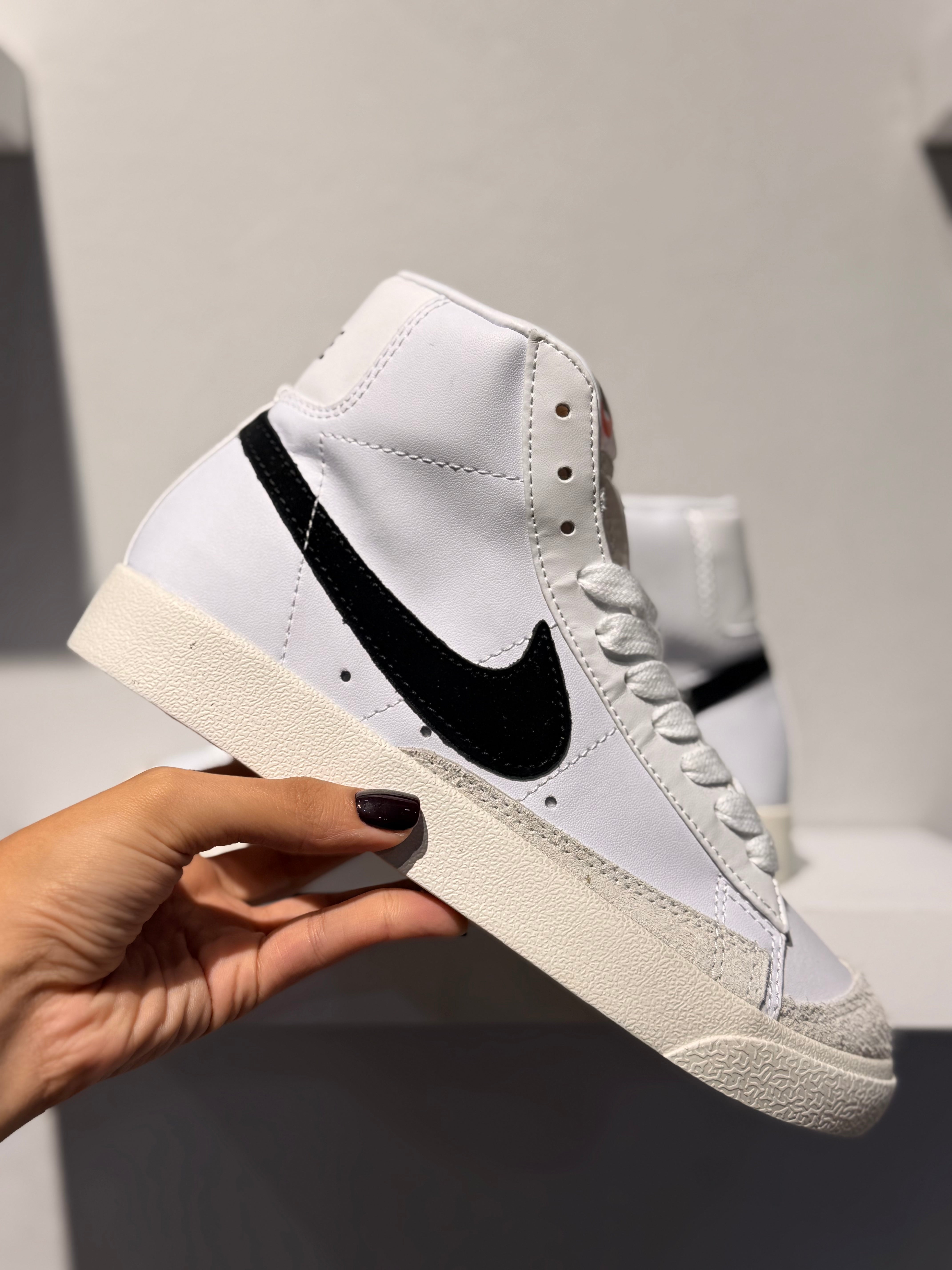 NIKE BLAZER MID