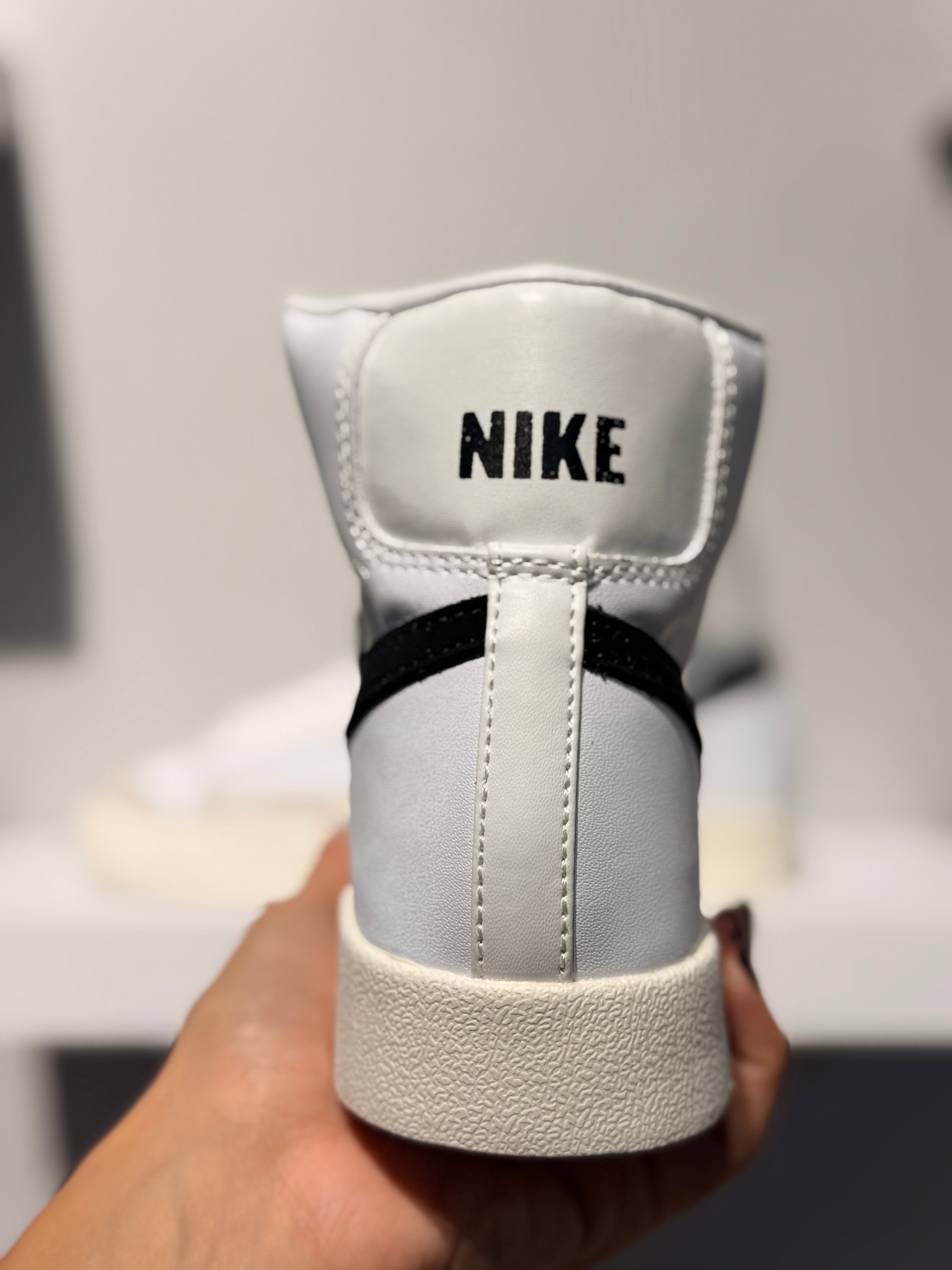 NIKE BLAZER MID