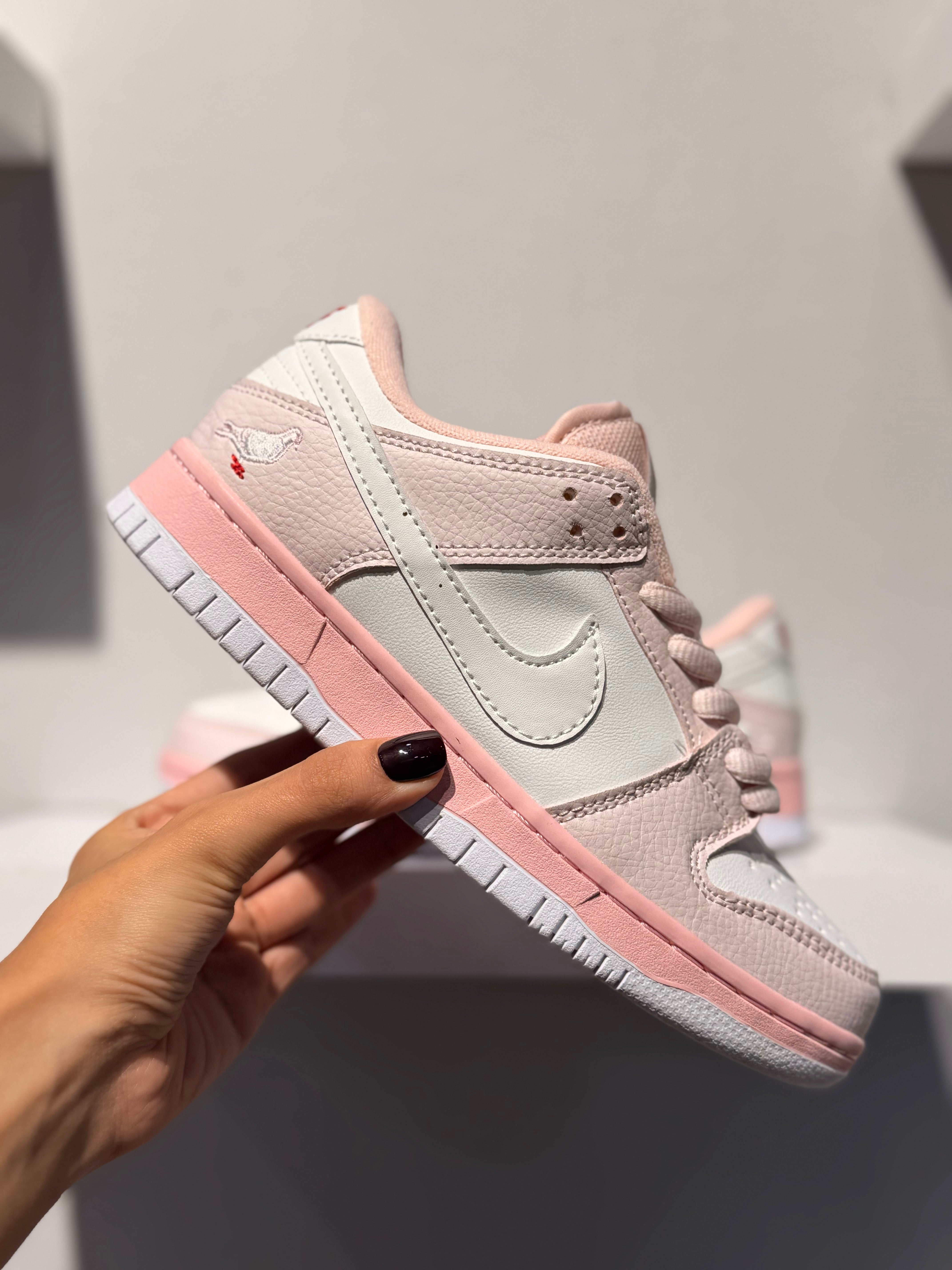 NIKE SB DUNK LOW PINK PIGEON