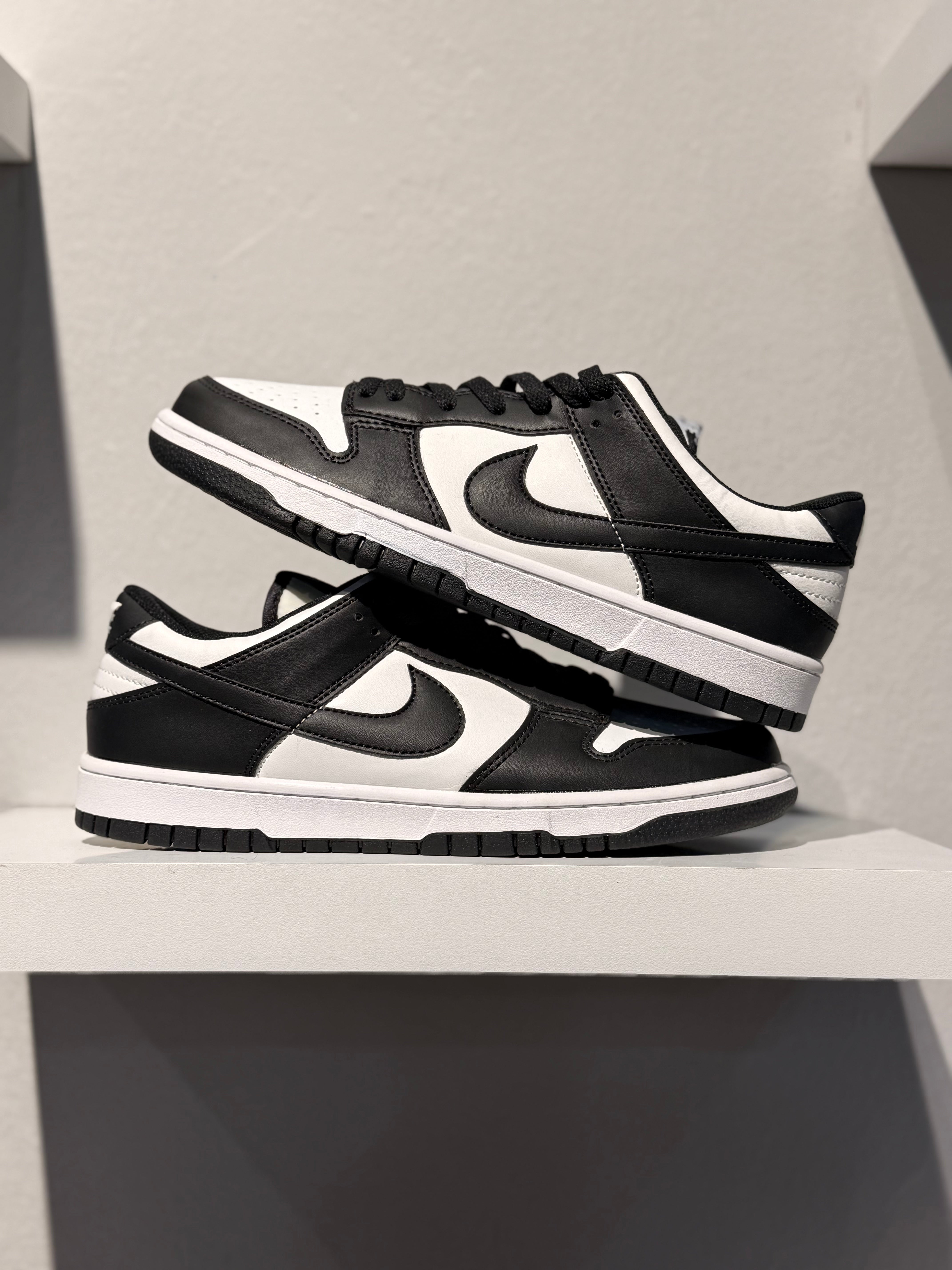 NIKE DUNK LOW RETRO WHITE BLACK PANDA