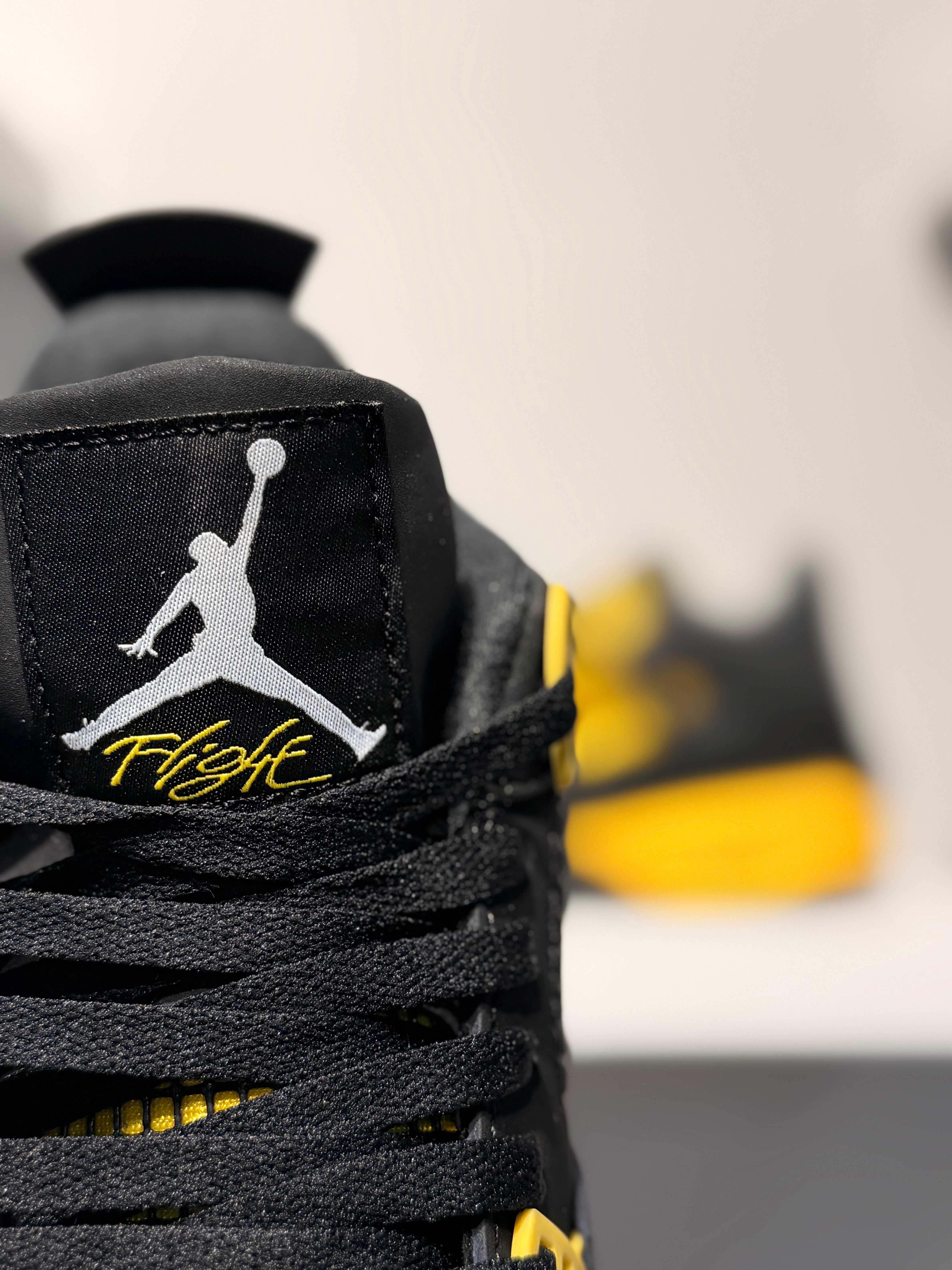 NIKE AIR JORDAN 4 RETRO YELLOW THUNDER