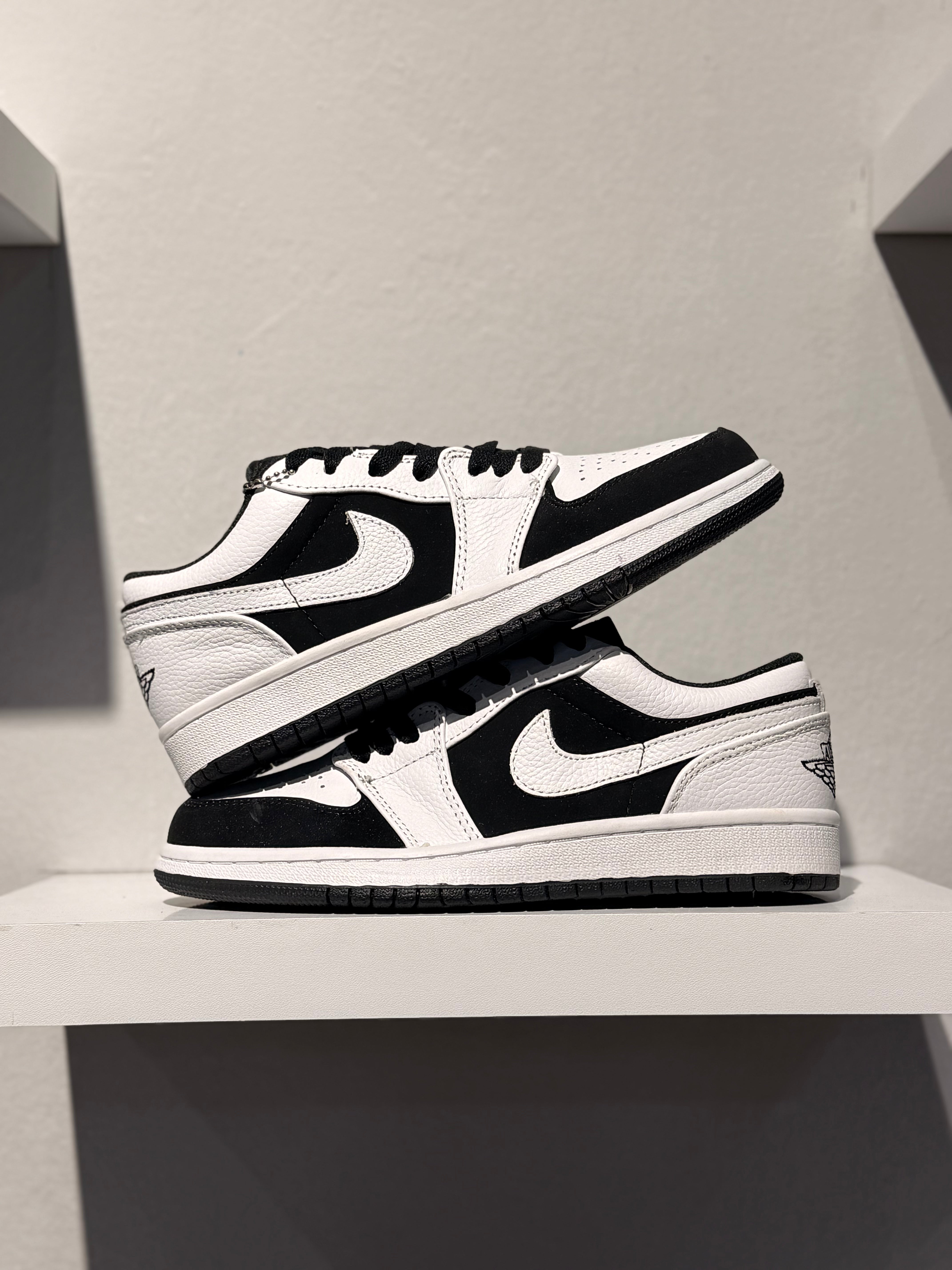 NIKE JORDAN LOW PANDA