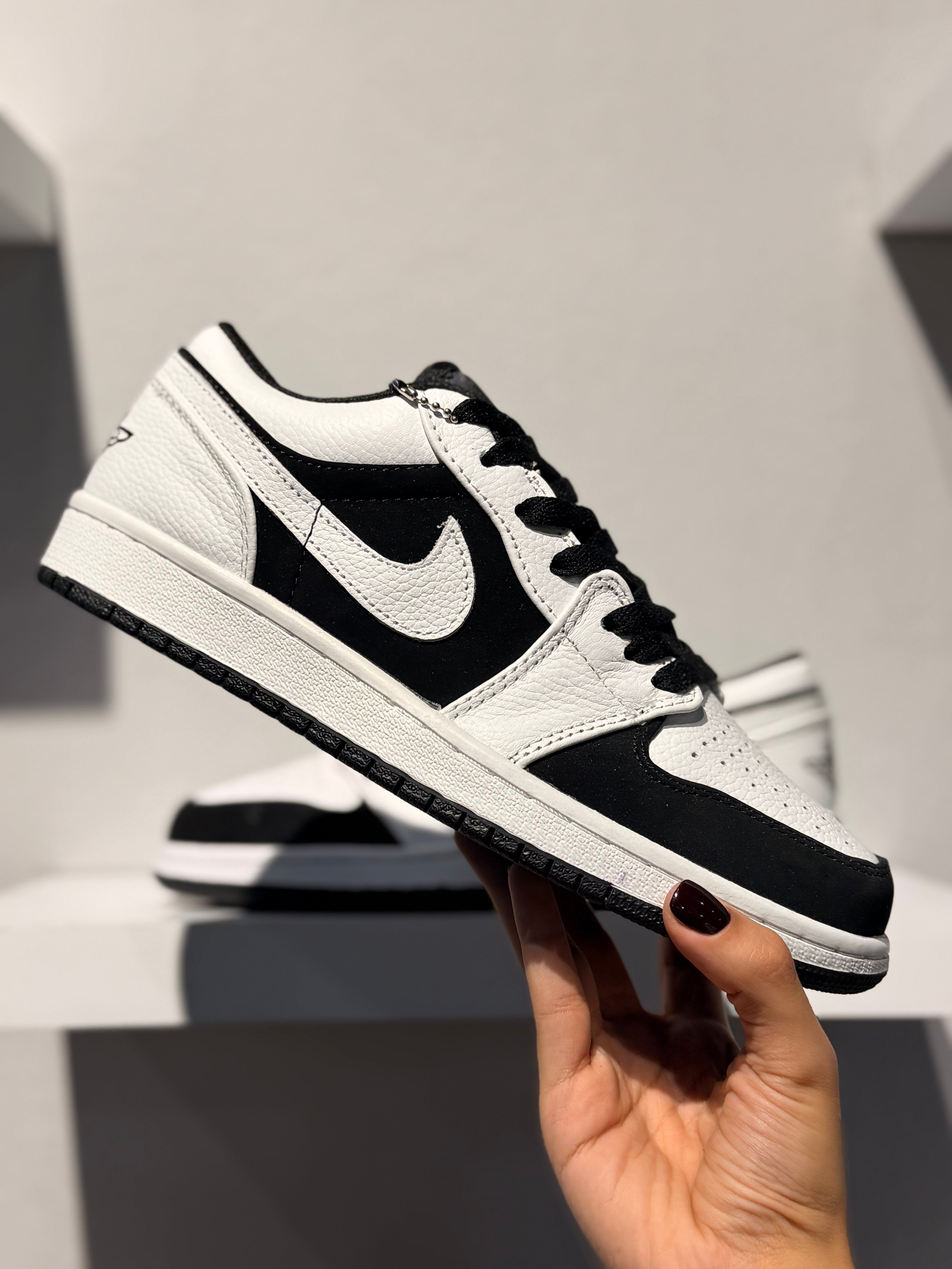 NIKE JORDAN LOW PANDA