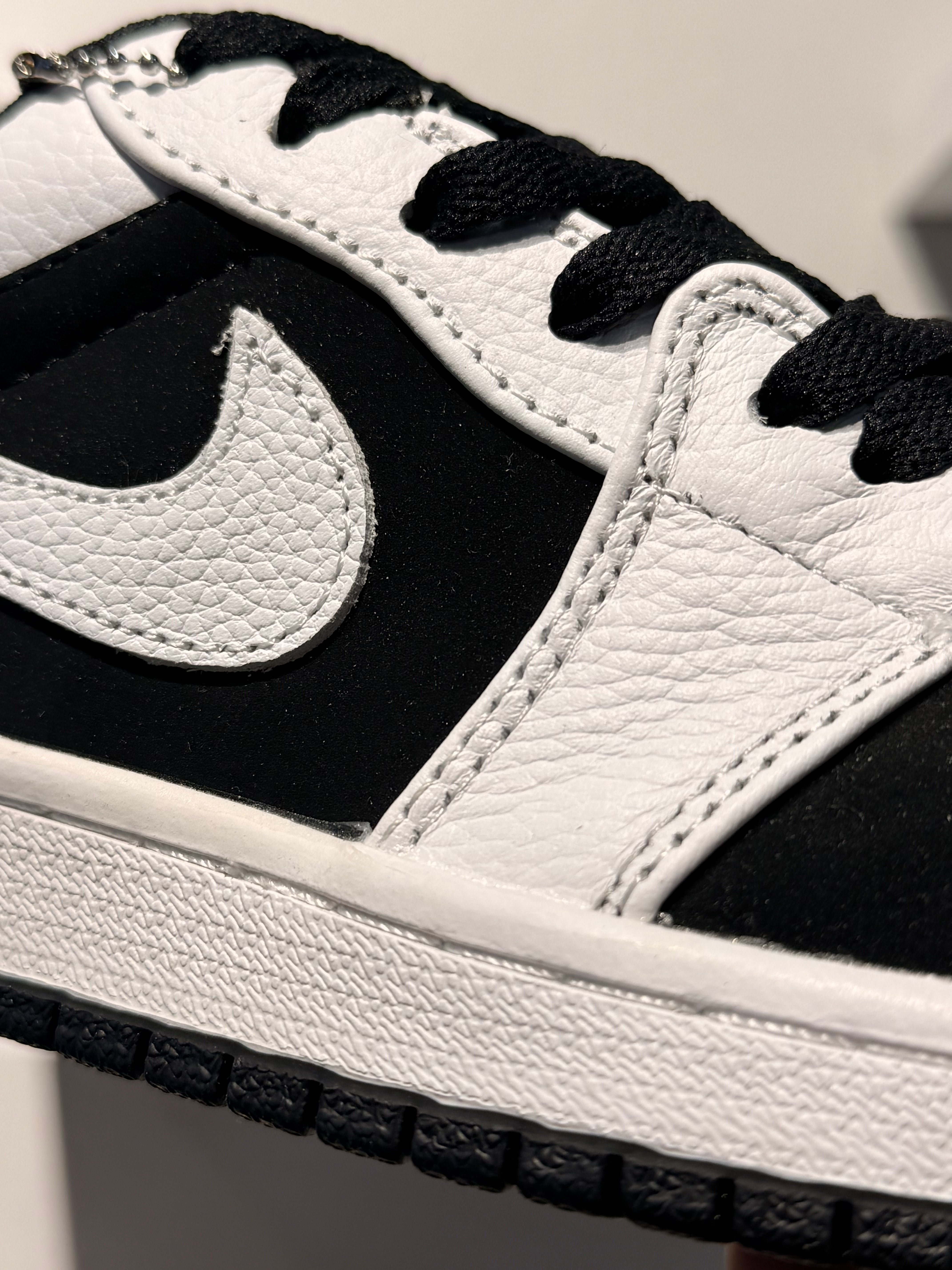 NIKE JORDAN LOW PANDA
