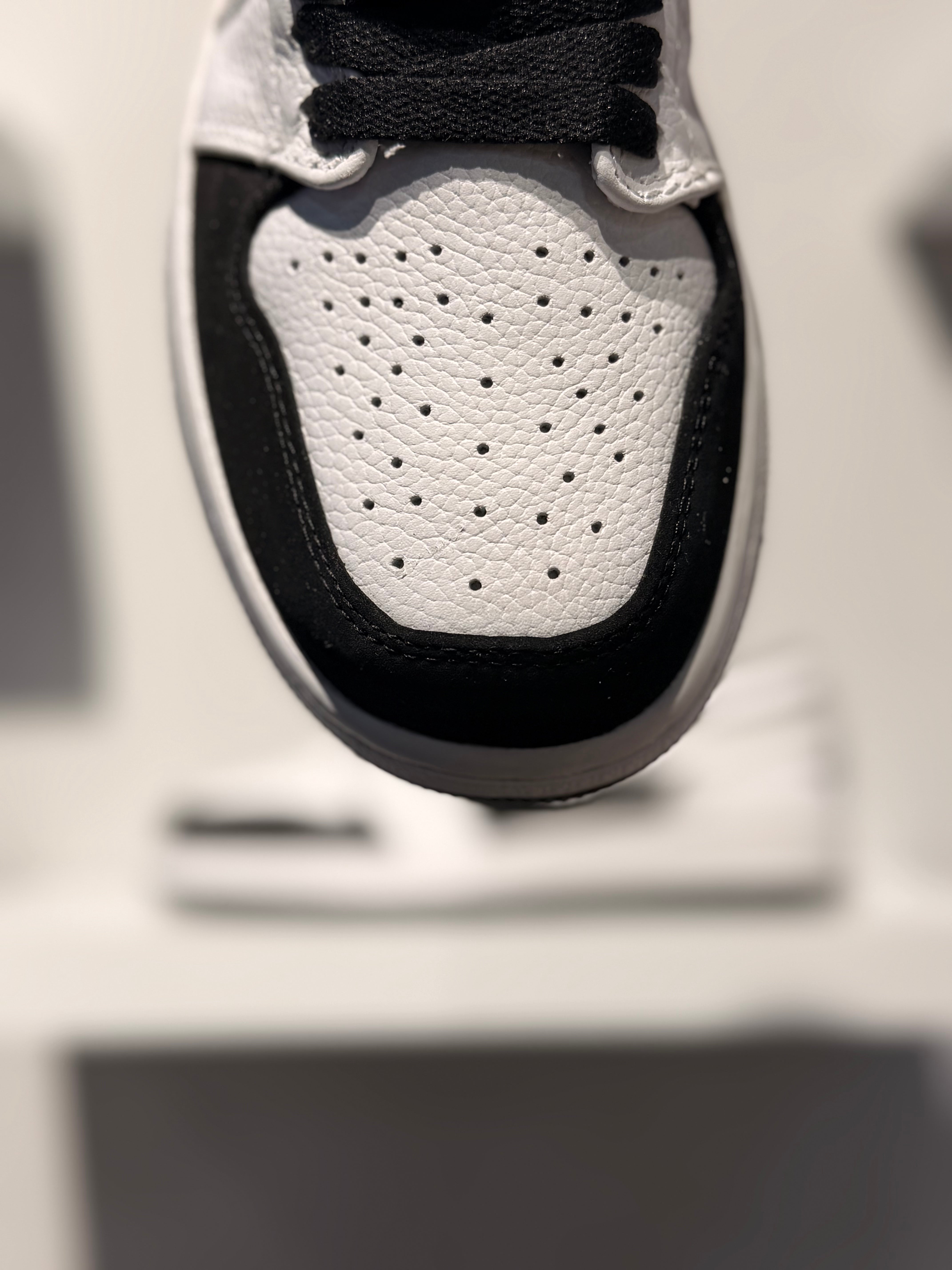 NIKE JORDAN LOW PANDA