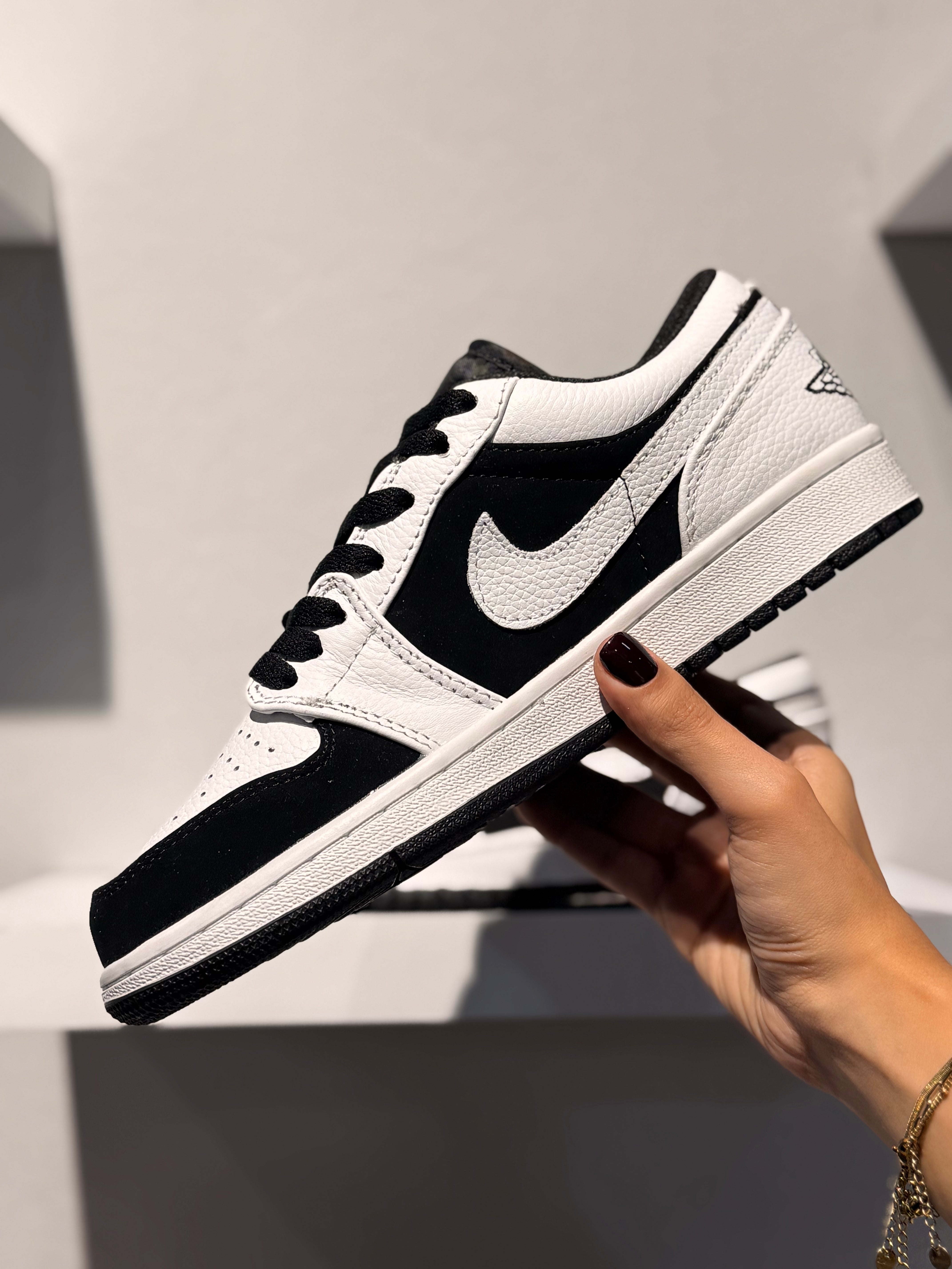 NIKE JORDAN LOW PANDA