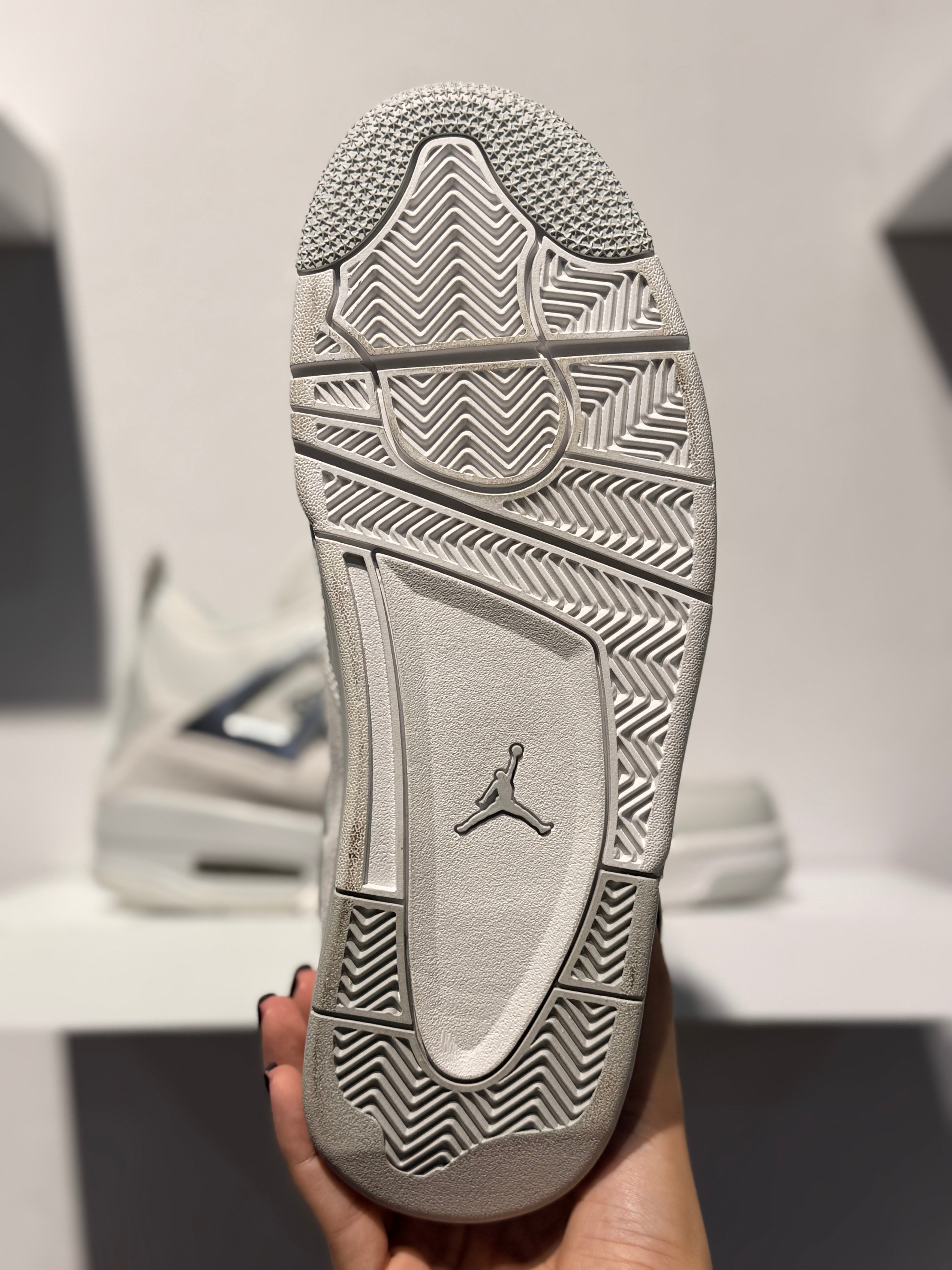JORDAN 4 RETRO FROZEN MOMENTS