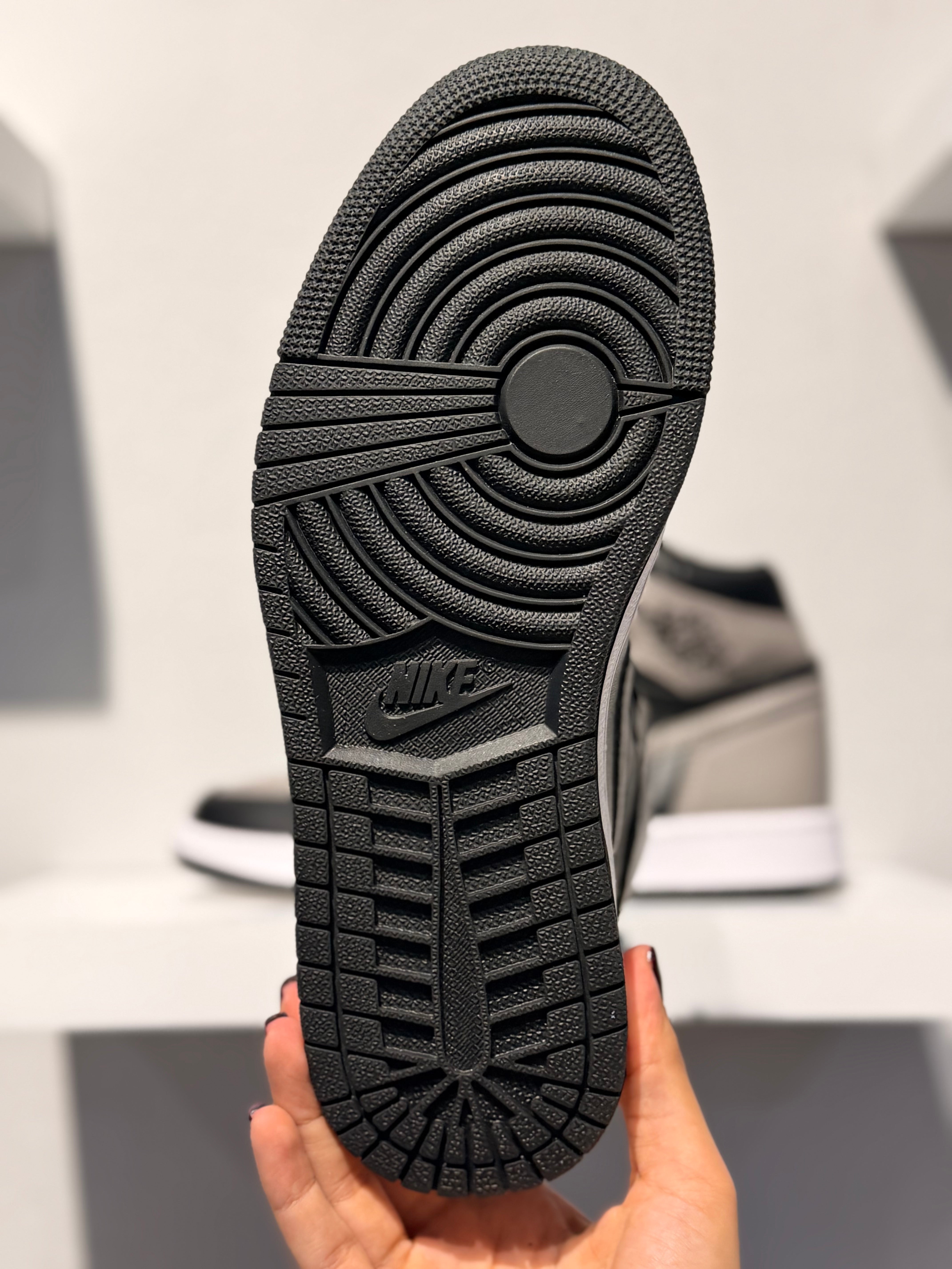 JORDEN 1 HIGH RETRO SHADOW