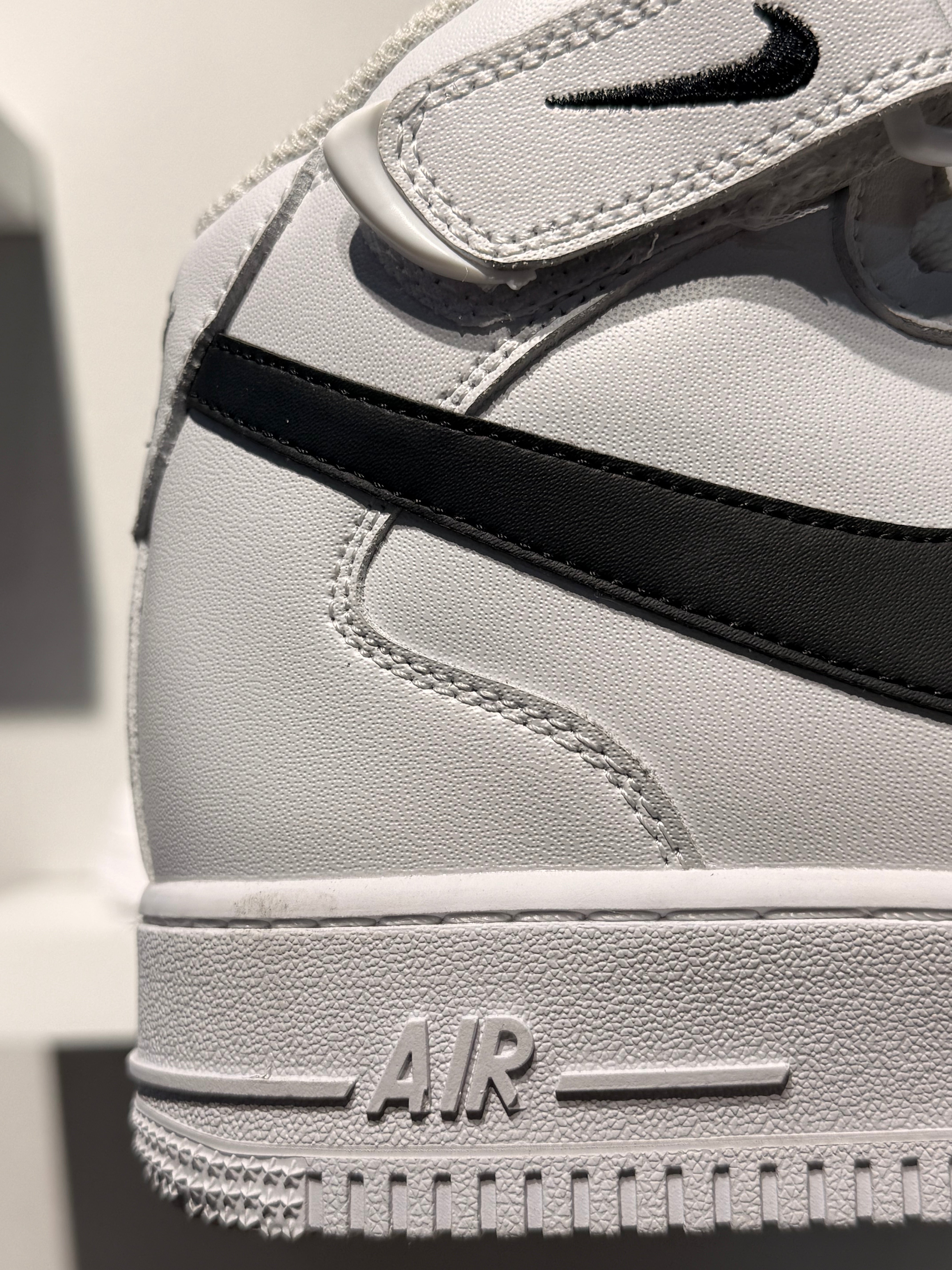 NIKE AIR FORCE 1 HIGH WHITE X BLACK