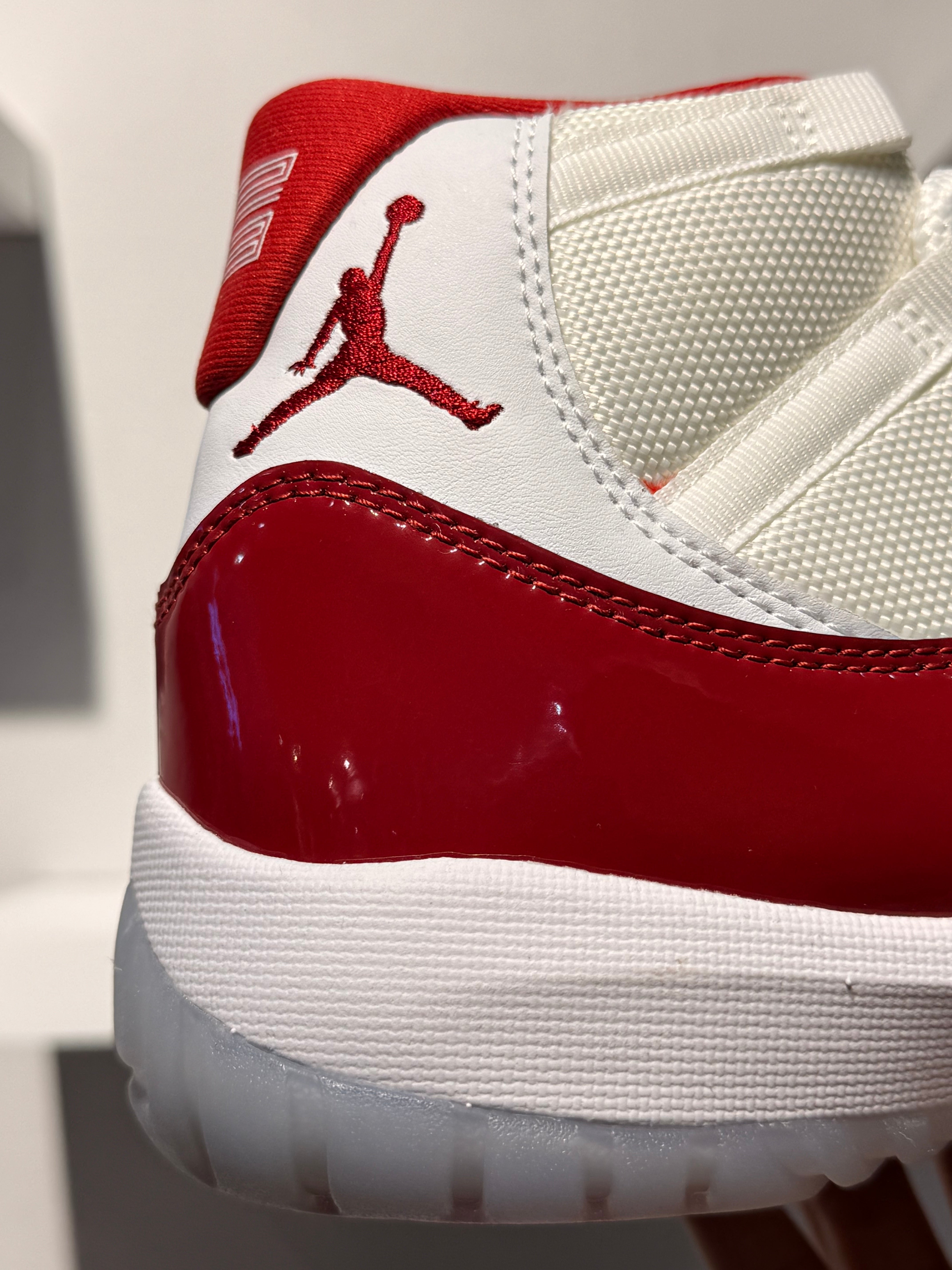 JORDAN 11 CHERRY RED