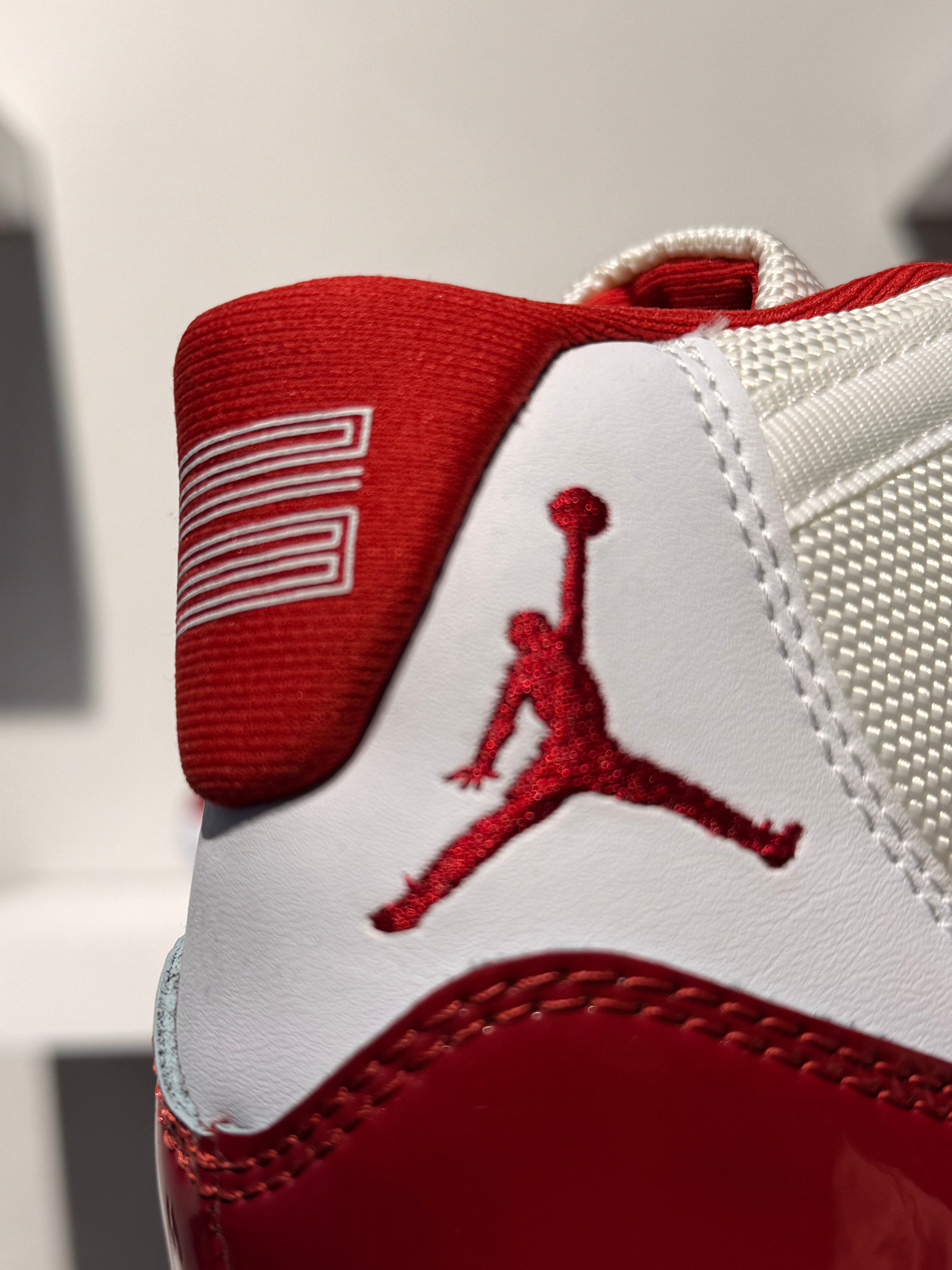 JORDAN 11 CHERRY RED