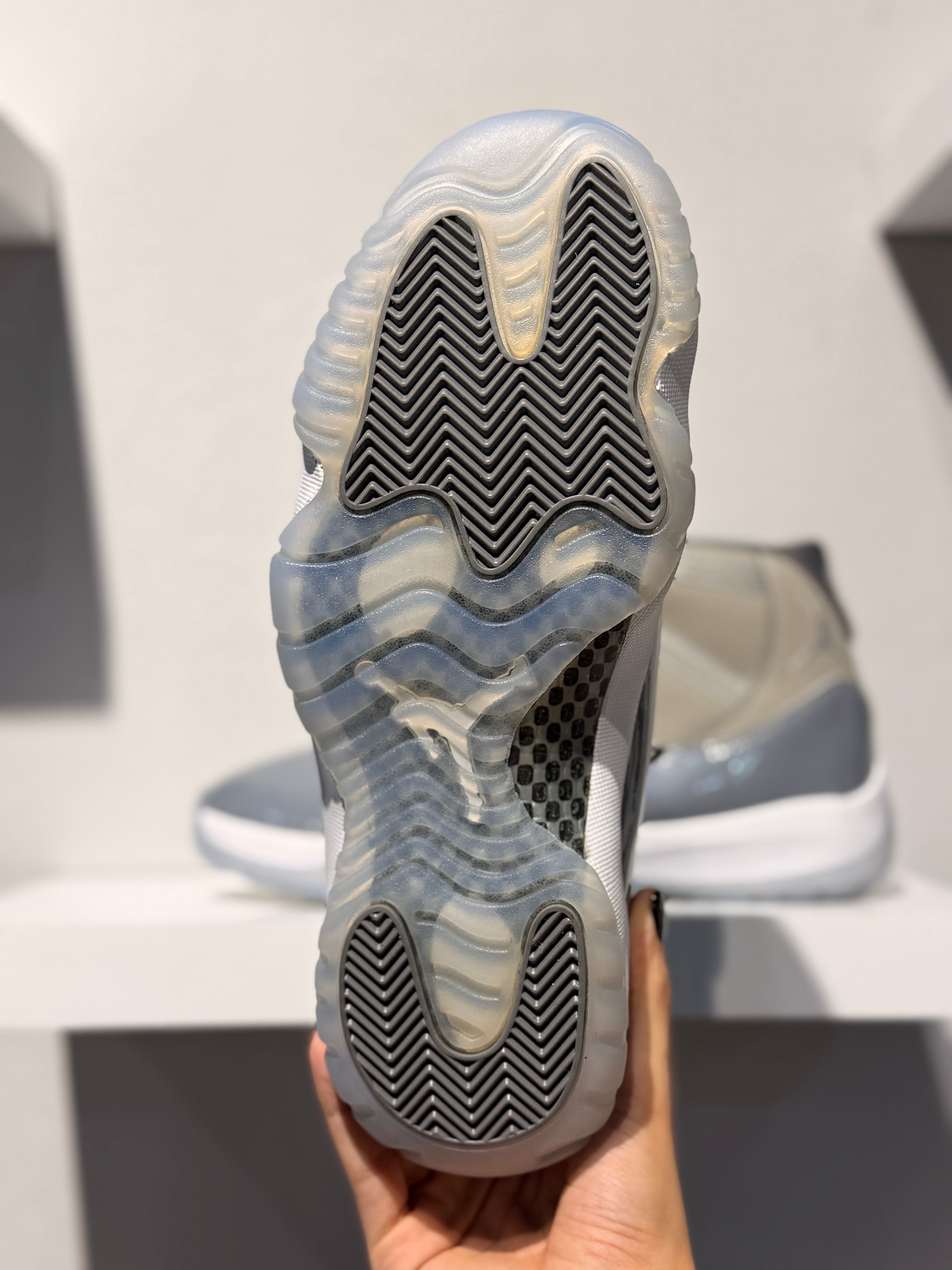 AIR JORDAN 11 RETRO COOL GREY