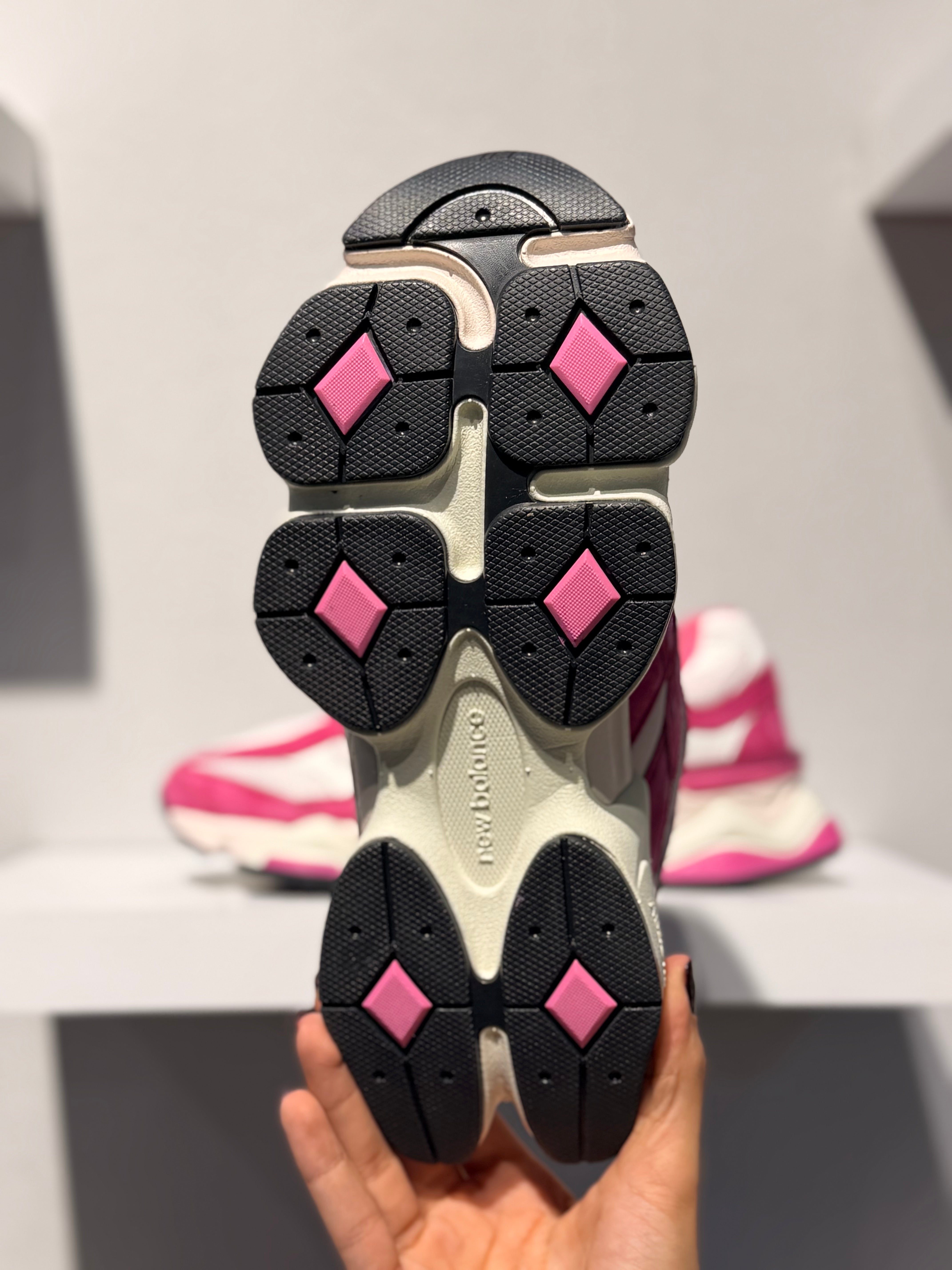 NEW BALANCE 9060 FUCHSIA PINK