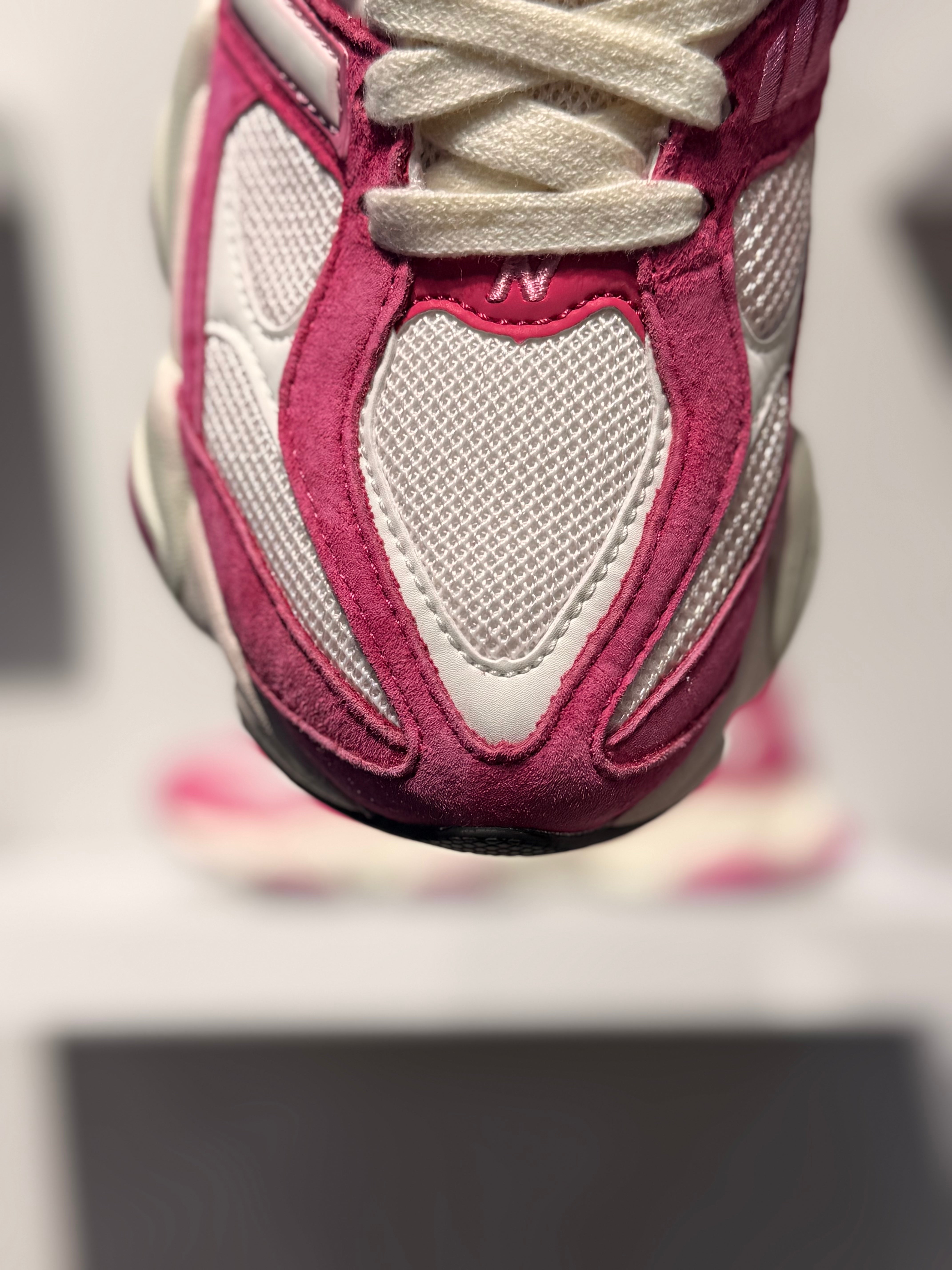 NEW BALANCE 9060 FUCHSIA PINK