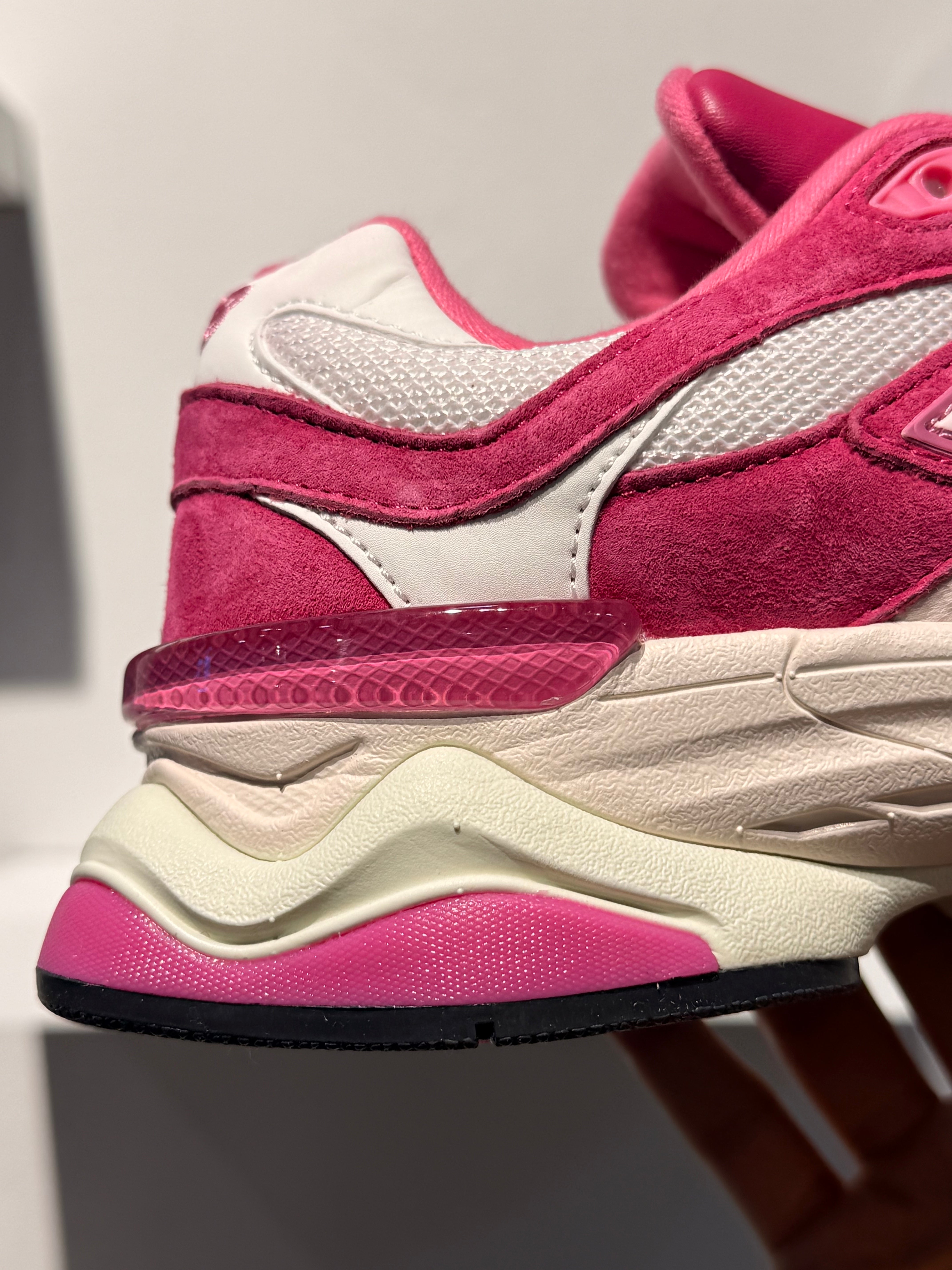 NEW BALANCE 9060 FUCHSIA PINK